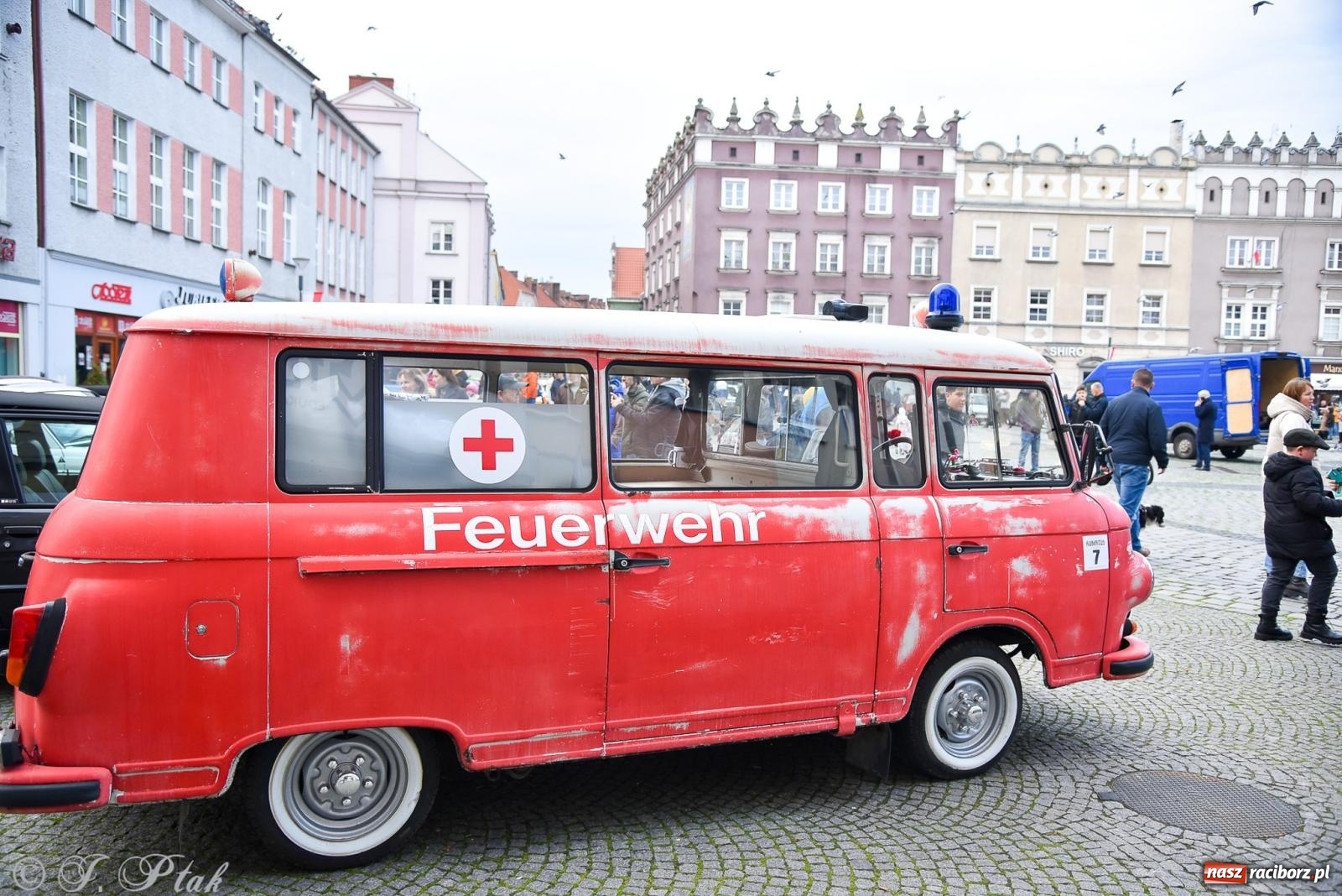 Zdjęcie w galerii na portalu naszraciborz.pl: Gwiazdy motoryzacji minionych dekad na raciborskim rynku [FOTO i WIDEO] wiadomości z regionu