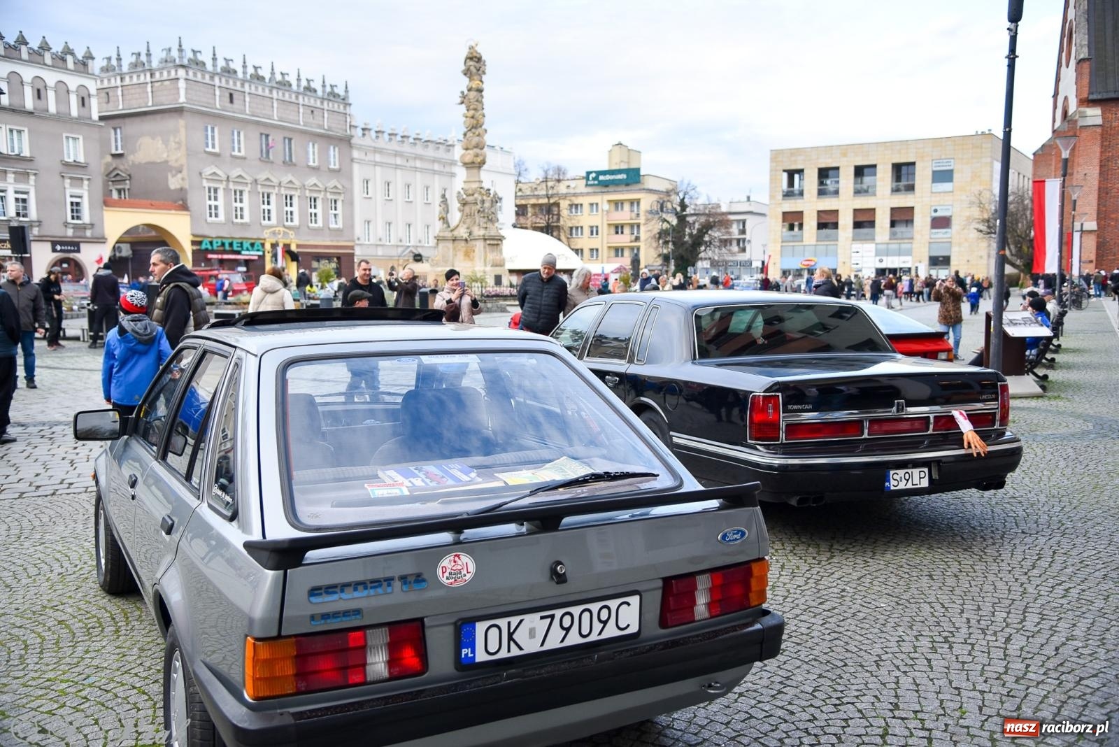 Zdjęcie w galerii na portalu naszraciborz.pl: Gwiazdy motoryzacji minionych dekad na raciborskim rynku [FOTO i WIDEO] wiadomości z regionu