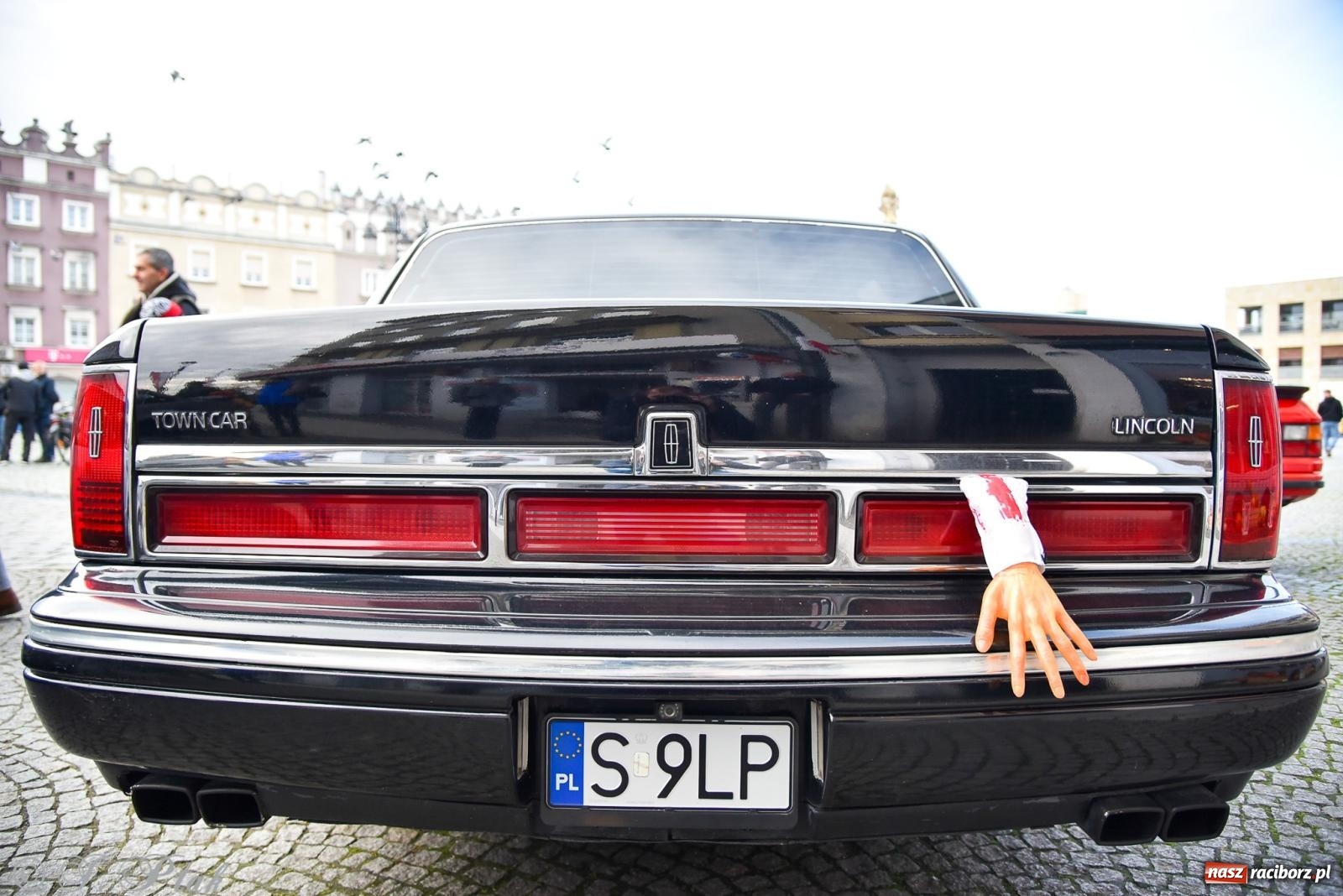 Zdjęcie w galerii na portalu naszraciborz.pl: Gwiazdy motoryzacji minionych dekad na raciborskim rynku [FOTO i WIDEO] wiadomości z regionu