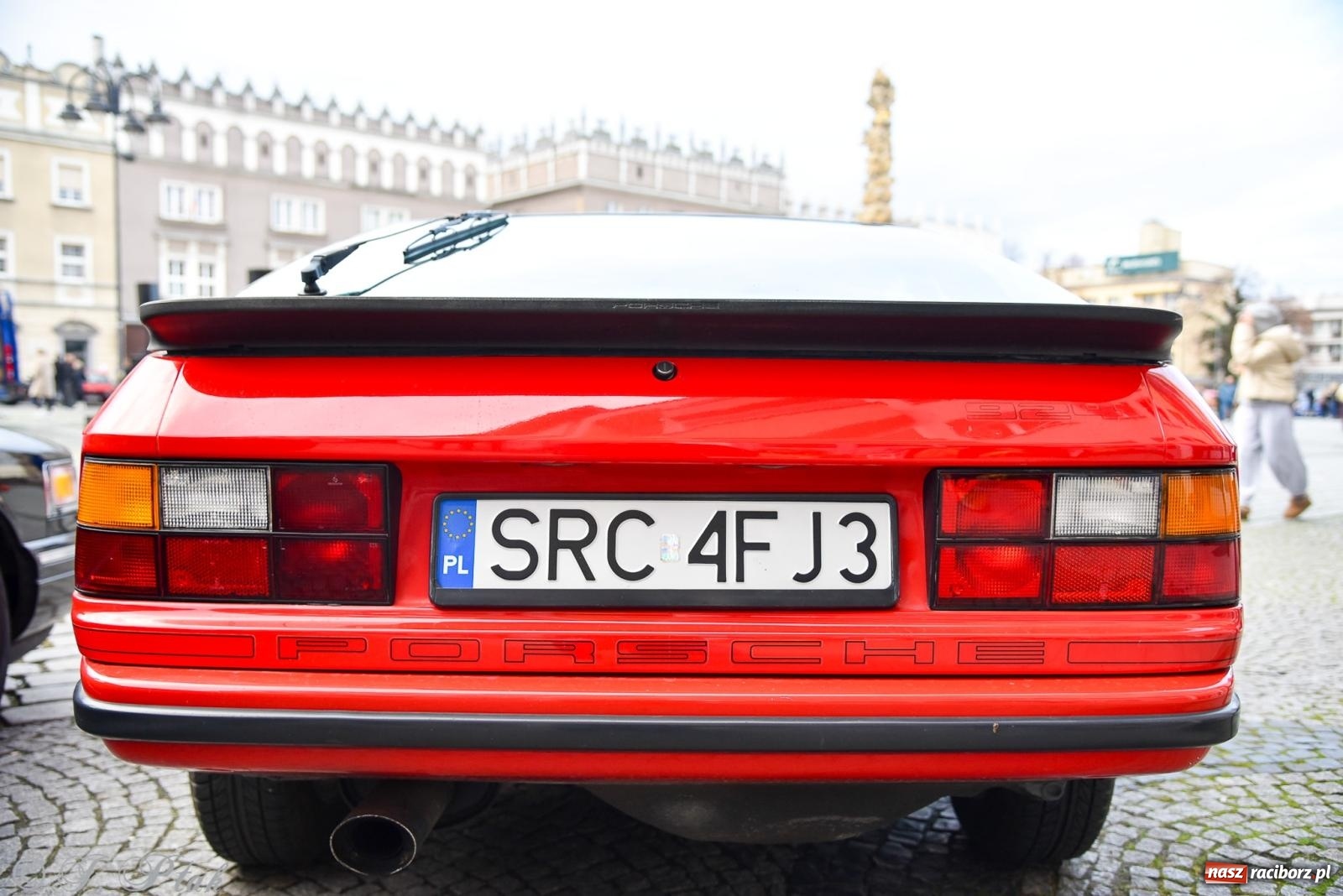 Zdjęcie w galerii na portalu naszraciborz.pl: Gwiazdy motoryzacji minionych dekad na raciborskim rynku [FOTO i WIDEO] wiadomości z regionu