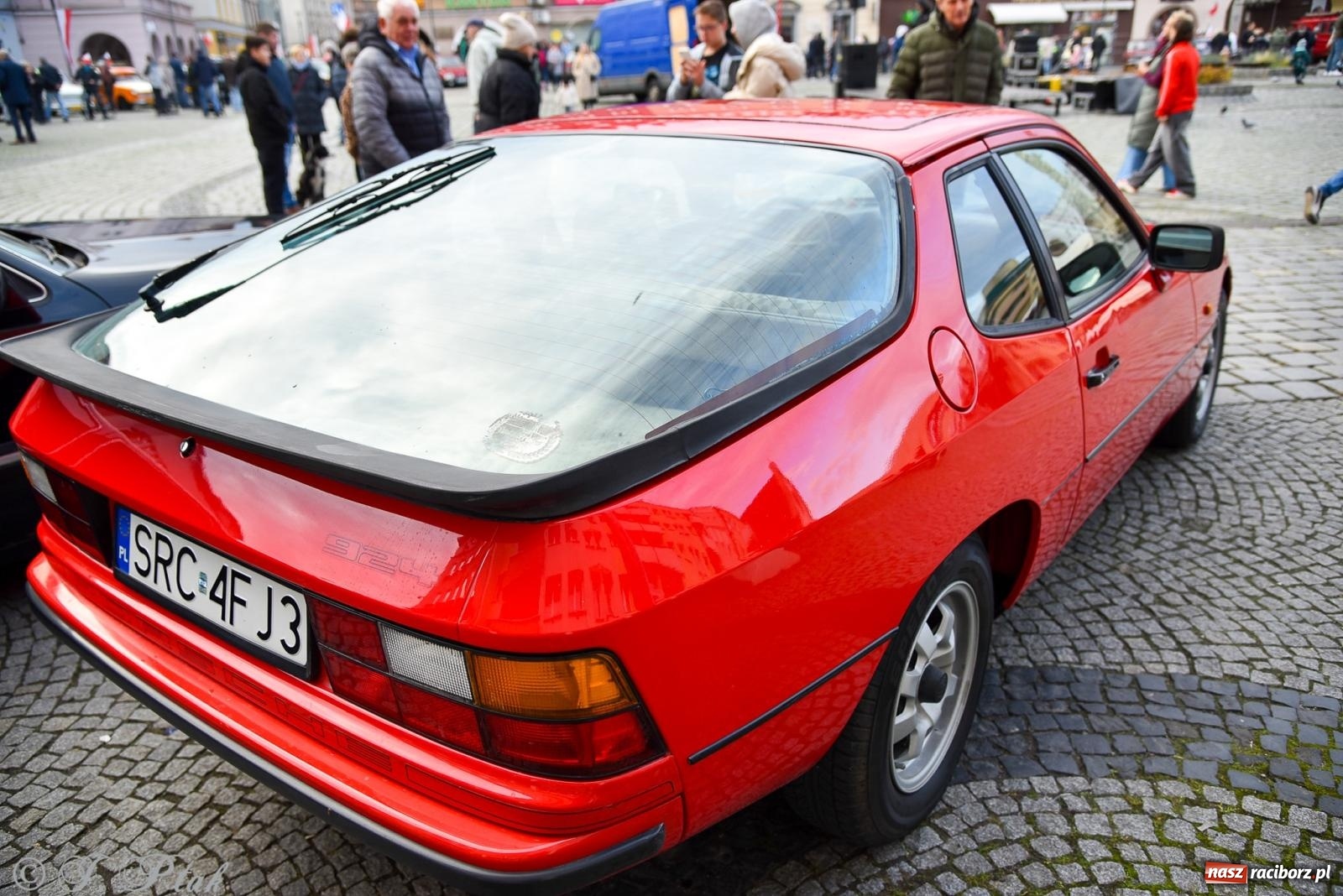 Zdjęcie w galerii na portalu naszraciborz.pl: Gwiazdy motoryzacji minionych dekad na raciborskim rynku [FOTO i WIDEO] wiadomości z regionu