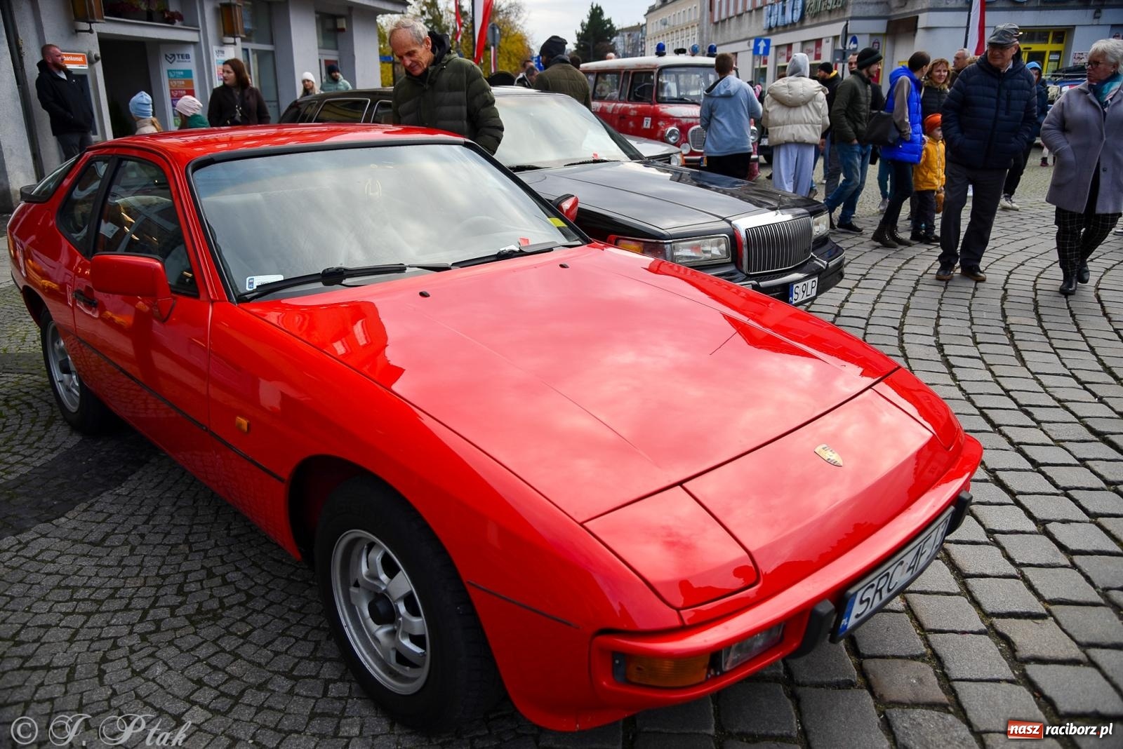 Zdjęcie w galerii na portalu naszraciborz.pl: Gwiazdy motoryzacji minionych dekad na raciborskim rynku [FOTO i WIDEO] wiadomości z regionu