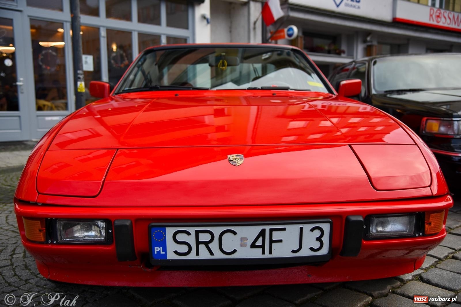 Zdjęcie w galerii na portalu naszraciborz.pl: Gwiazdy motoryzacji minionych dekad na raciborskim rynku [FOTO i WIDEO] wiadomości z regionu