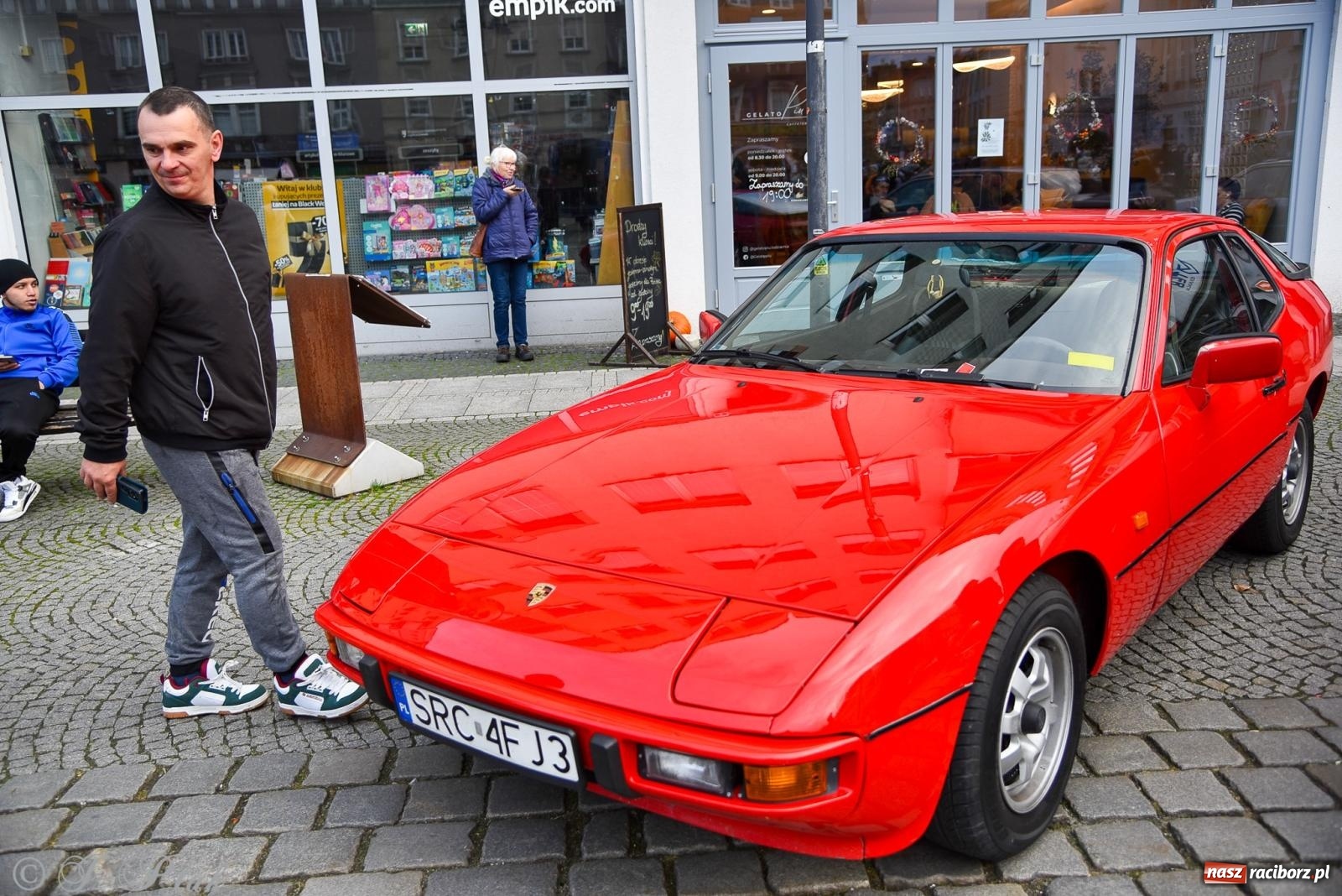 Zdjęcie w galerii na portalu naszraciborz.pl: Gwiazdy motoryzacji minionych dekad na raciborskim rynku [FOTO i WIDEO] wiadomości z regionu