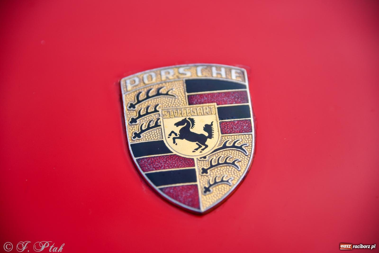 Zdjęcie w galerii na portalu naszraciborz.pl: Gwiazdy motoryzacji minionych dekad na raciborskim rynku [FOTO i WIDEO] wiadomości z regionu