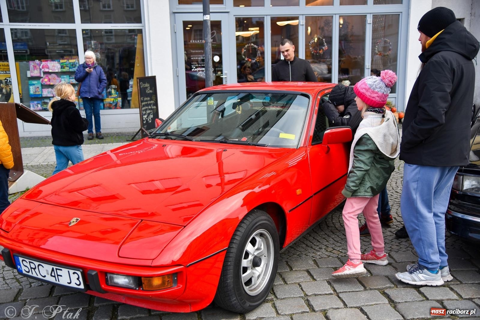 Zdjęcie w galerii na portalu naszraciborz.pl: Gwiazdy motoryzacji minionych dekad na raciborskim rynku [FOTO i WIDEO] wiadomości z regionu