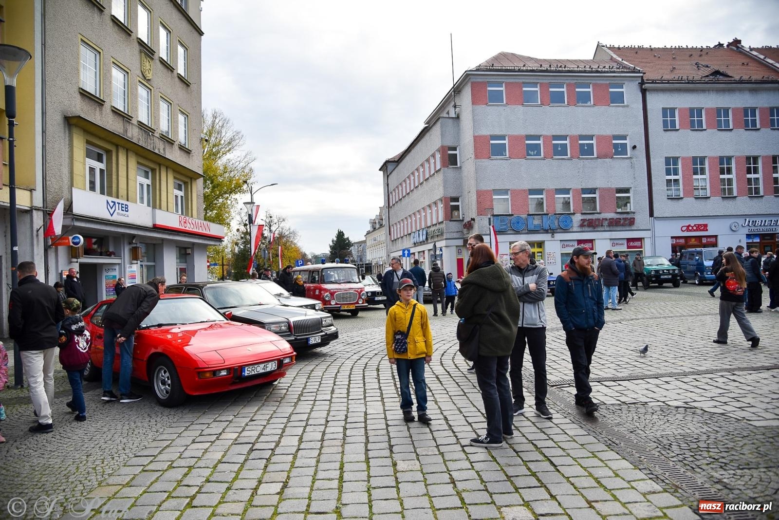 Zdjęcie w galerii na portalu naszraciborz.pl: Gwiazdy motoryzacji minionych dekad na raciborskim rynku [FOTO i WIDEO] wiadomości z regionu