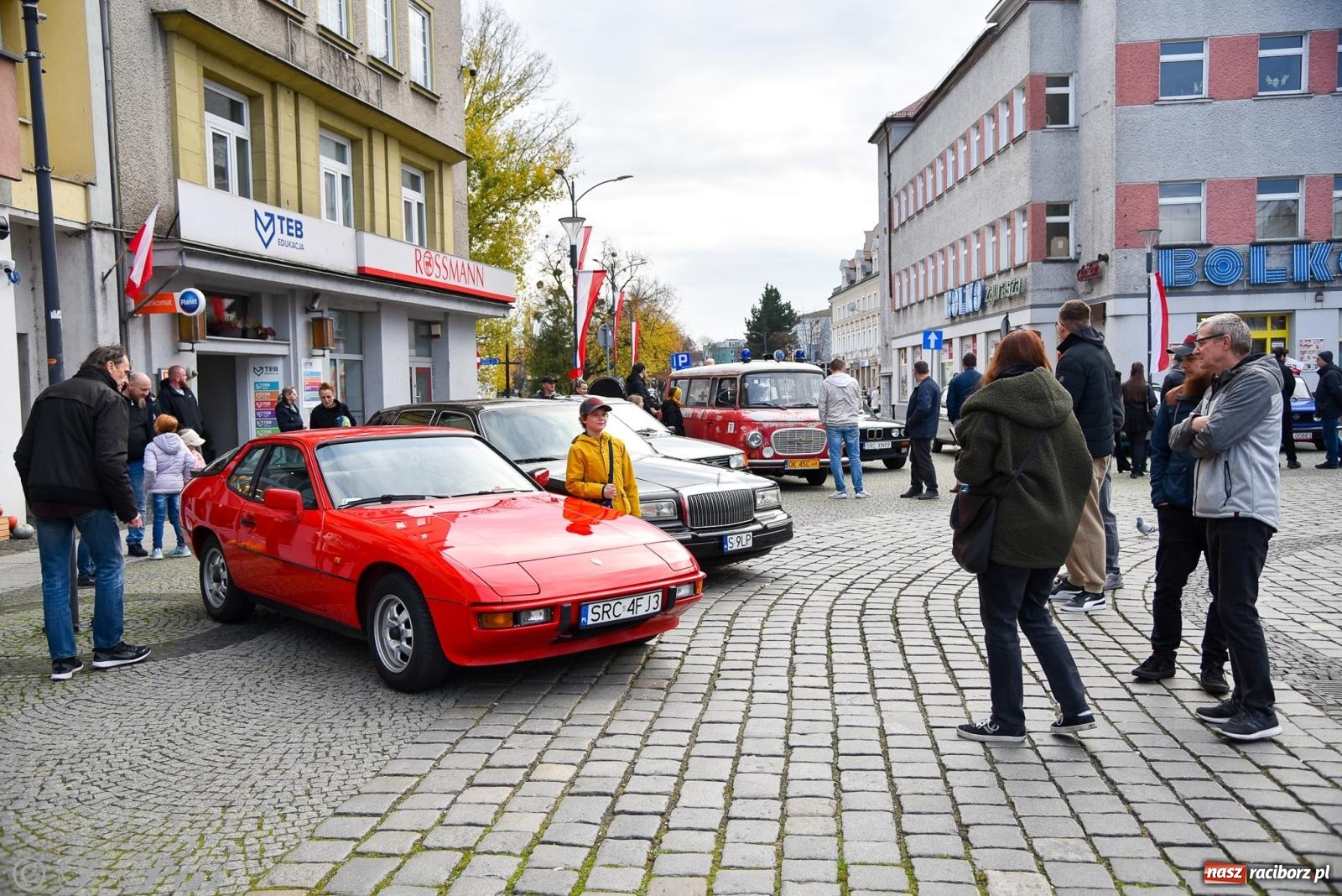 Zdjęcie w galerii na portalu naszraciborz.pl: Gwiazdy motoryzacji minionych dekad na raciborskim rynku [FOTO i WIDEO] wiadomości z regionu