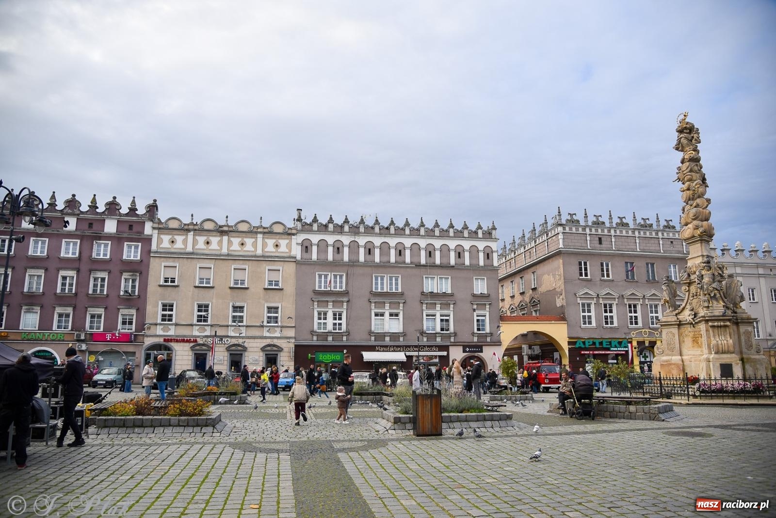 Zdjęcie w galerii na portalu naszraciborz.pl: Gwiazdy motoryzacji minionych dekad na raciborskim rynku [FOTO i WIDEO] wiadomości z regionu