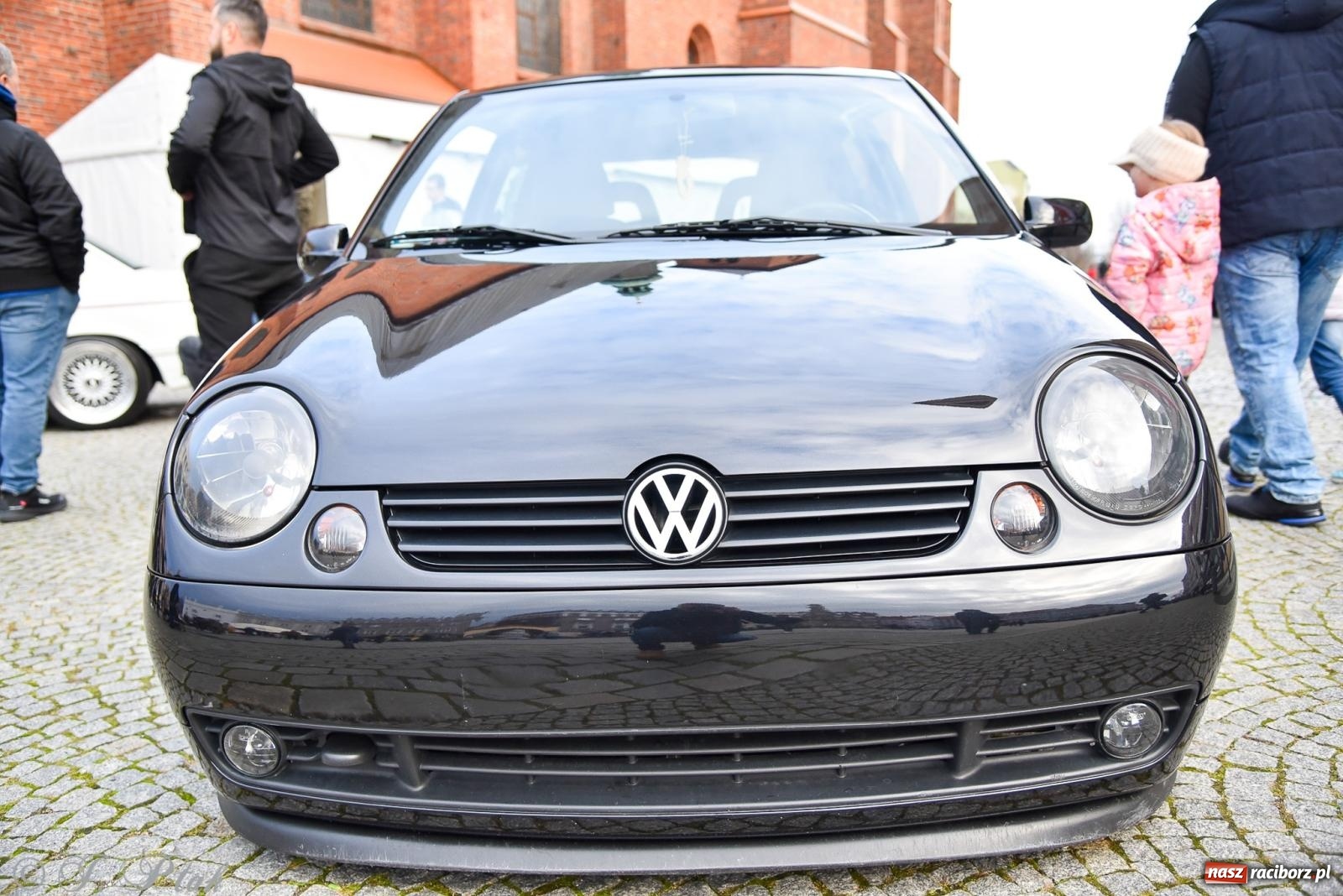 Zdjęcie w galerii na portalu naszraciborz.pl: Gwiazdy motoryzacji minionych dekad na raciborskim rynku [FOTO i WIDEO] wiadomości z regionu