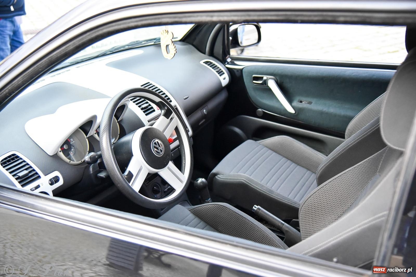 Zdjęcie w galerii na portalu naszraciborz.pl: Gwiazdy motoryzacji minionych dekad na raciborskim rynku [FOTO i WIDEO] wiadomości z regionu