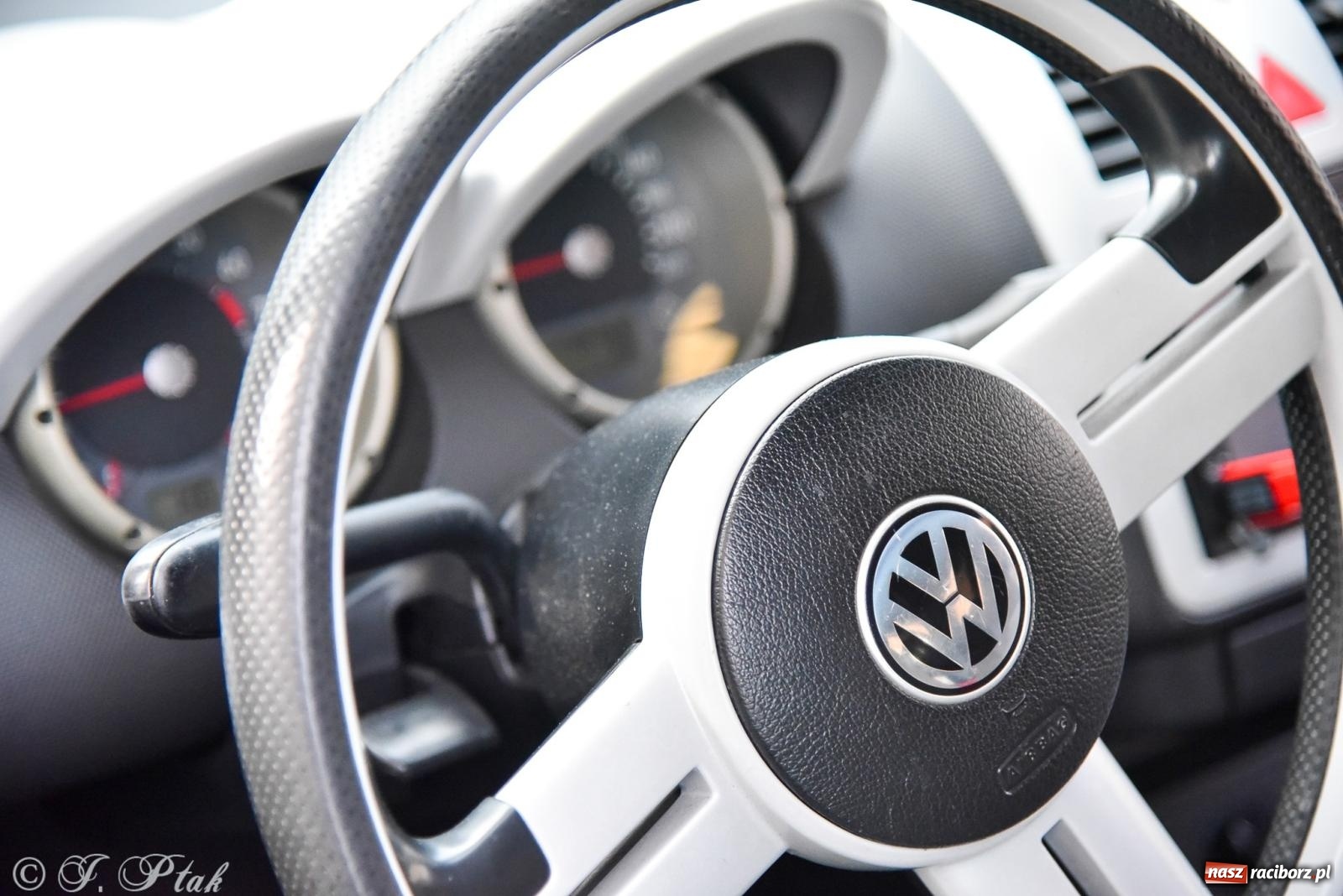 Zdjęcie w galerii na portalu naszraciborz.pl: Gwiazdy motoryzacji minionych dekad na raciborskim rynku [FOTO i WIDEO] wiadomości z regionu