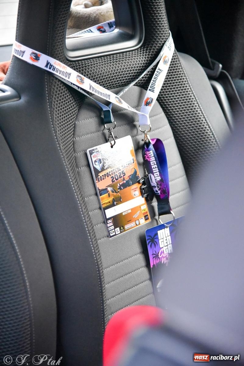 Zdjęcie w galerii na portalu naszraciborz.pl: Gwiazdy motoryzacji minionych dekad na raciborskim rynku [FOTO i WIDEO] wiadomości z regionu