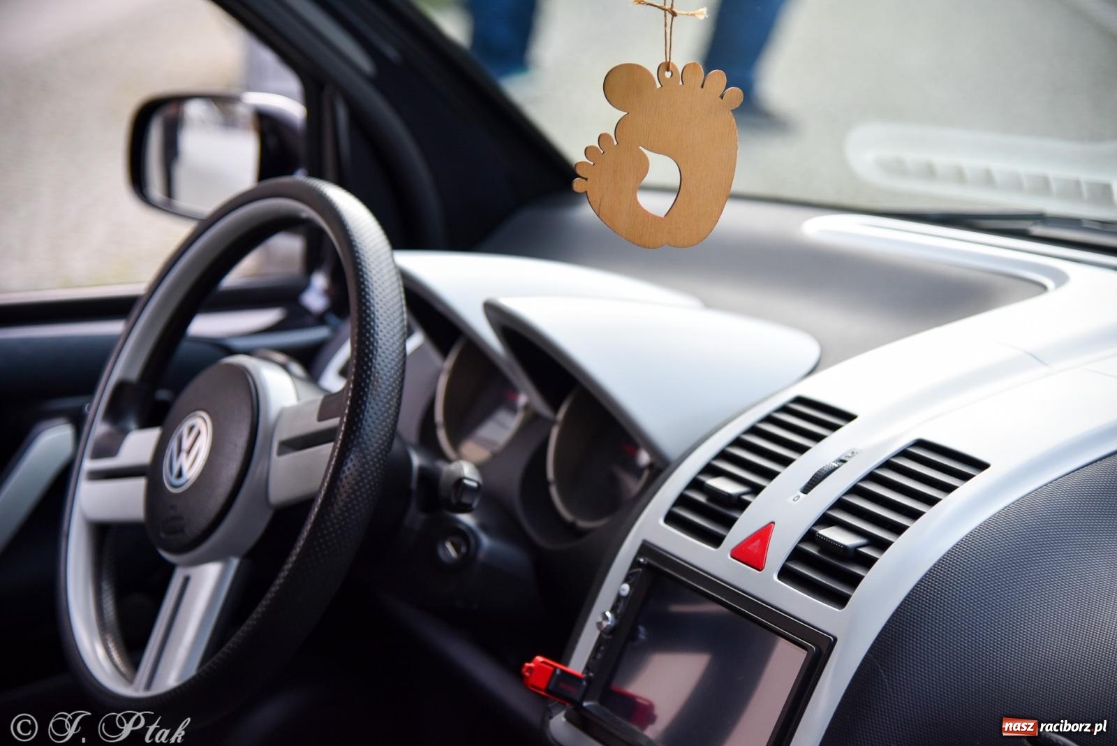 Zdjęcie w galerii na portalu naszraciborz.pl: Gwiazdy motoryzacji minionych dekad na raciborskim rynku [FOTO i WIDEO] wiadomości z regionu