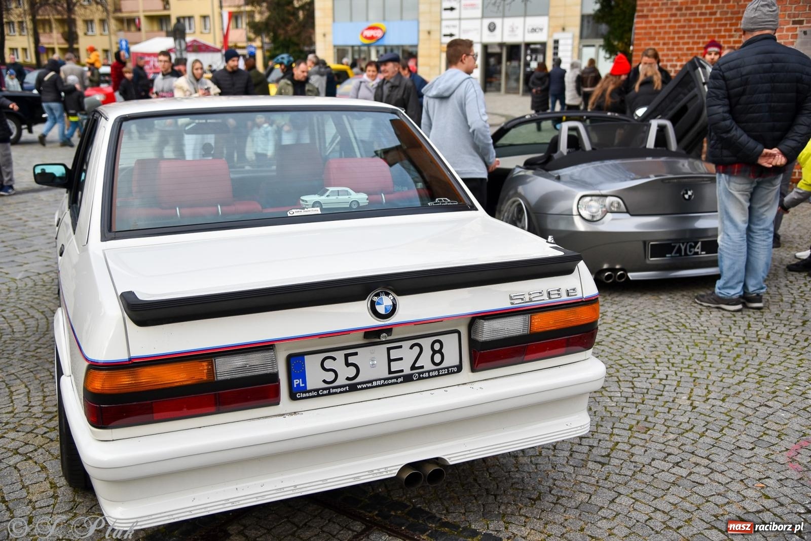 Zdjęcie w galerii na portalu naszraciborz.pl: Gwiazdy motoryzacji minionych dekad na raciborskim rynku [FOTO i WIDEO] wiadomości z regionu
