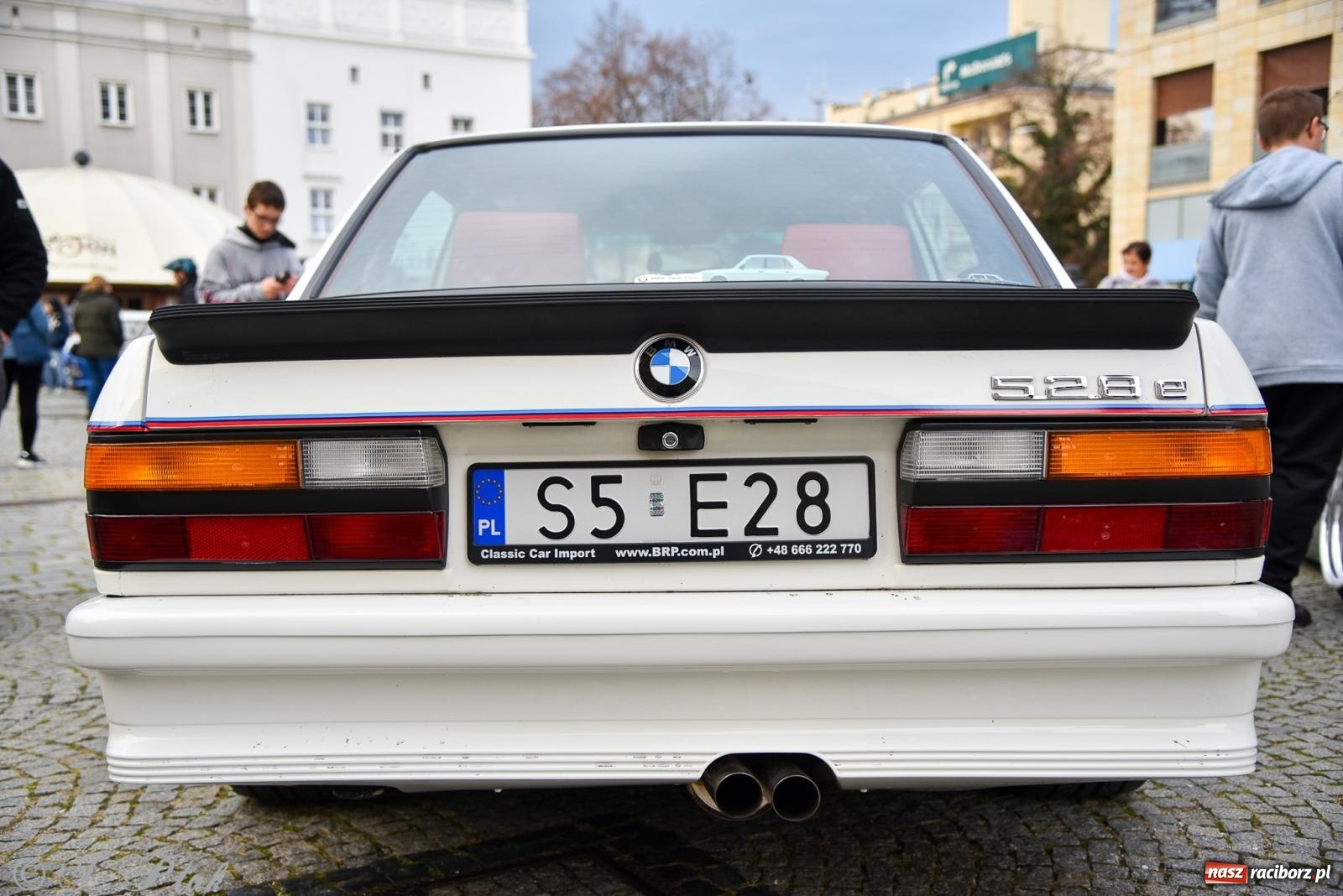 Zdjęcie w galerii na portalu naszraciborz.pl: Gwiazdy motoryzacji minionych dekad na raciborskim rynku [FOTO i WIDEO] wiadomości z regionu