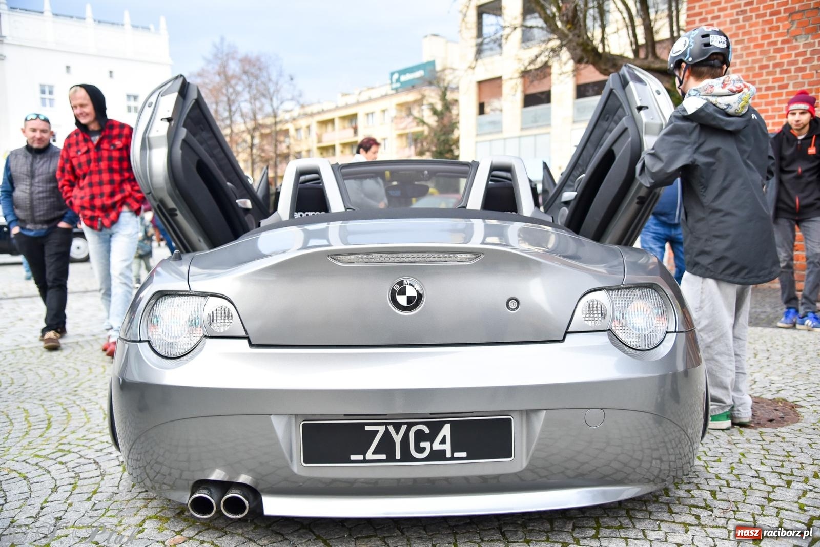 Zdjęcie w galerii na portalu naszraciborz.pl: Gwiazdy motoryzacji minionych dekad na raciborskim rynku [FOTO i WIDEO] wiadomości z regionu