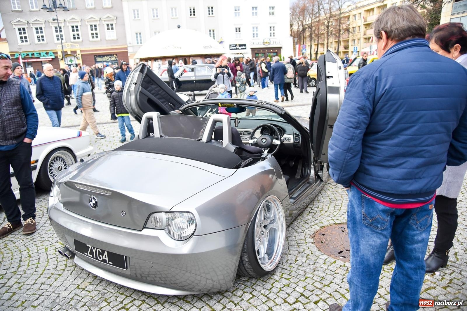 Zdjęcie w galerii na portalu naszraciborz.pl: Gwiazdy motoryzacji minionych dekad na raciborskim rynku [FOTO i WIDEO] wiadomości z regionu
