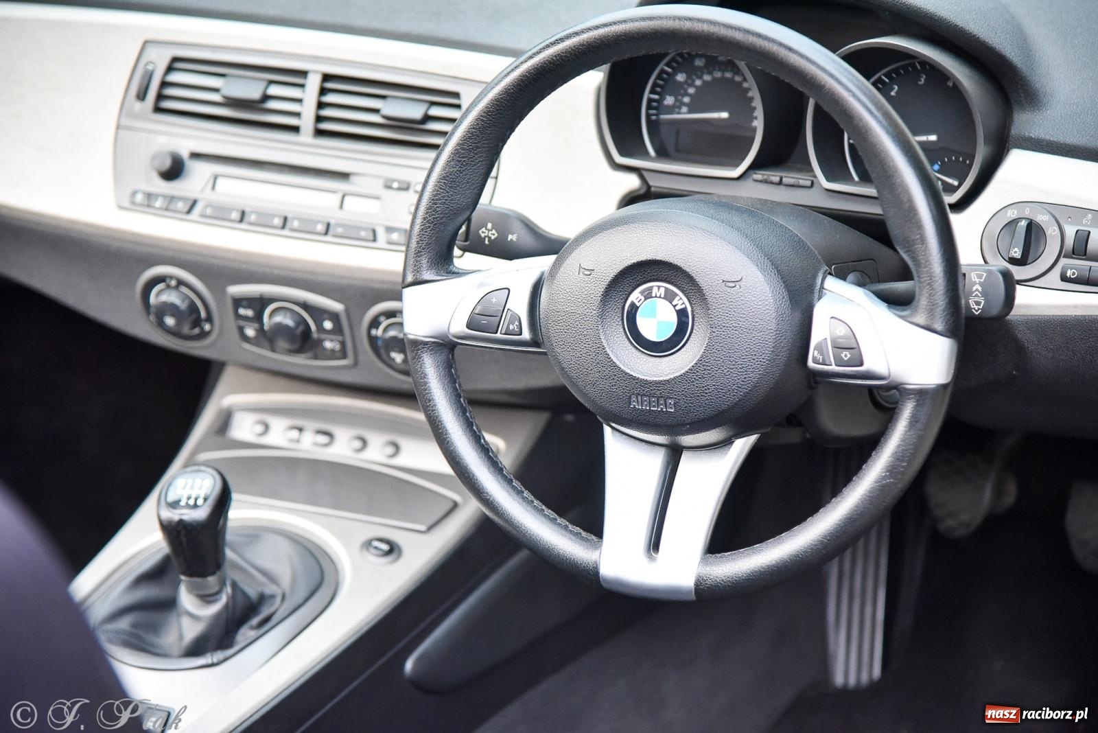 Zdjęcie w galerii na portalu naszraciborz.pl: Gwiazdy motoryzacji minionych dekad na raciborskim rynku [FOTO i WIDEO] wiadomości z regionu