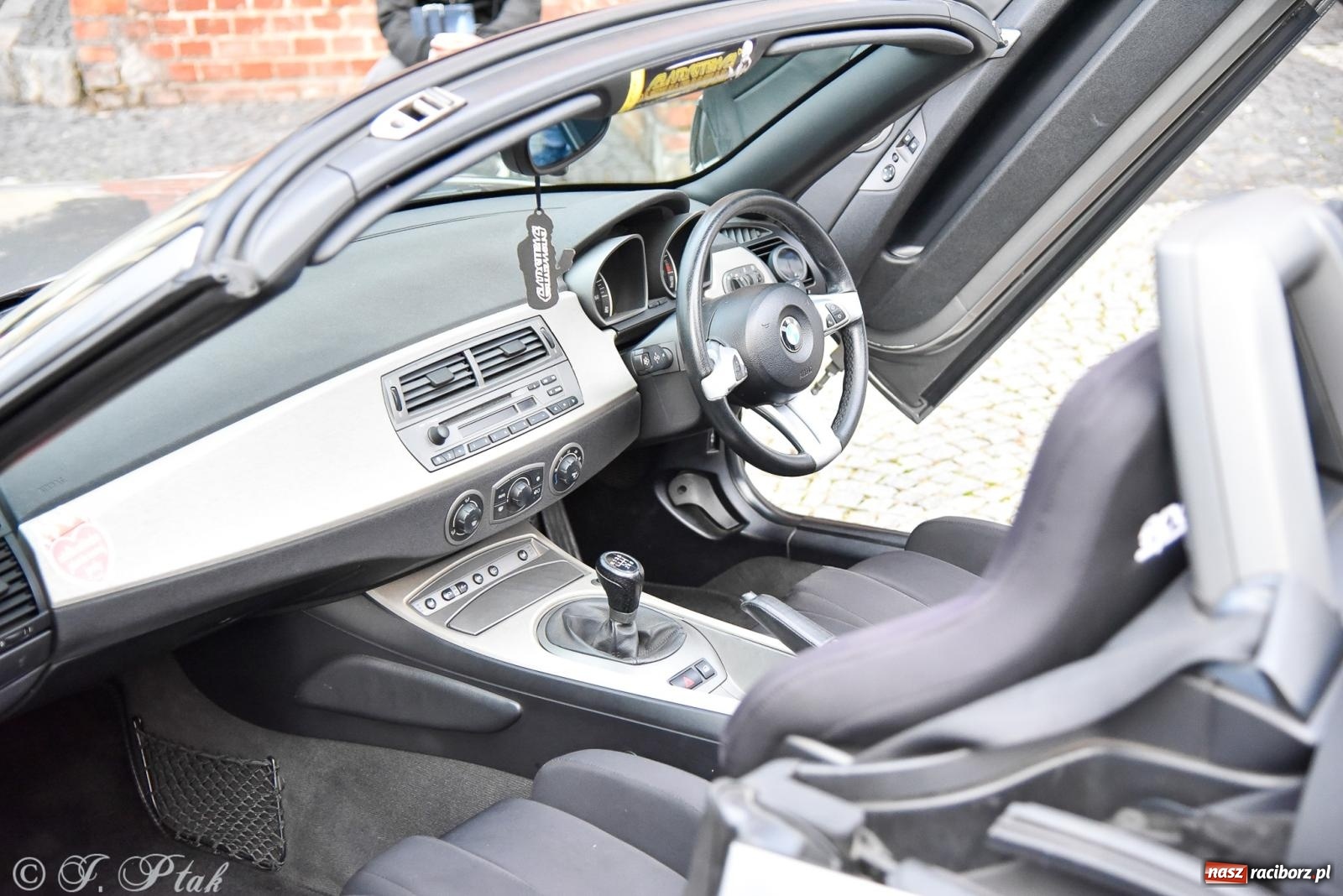 Zdjęcie w galerii na portalu naszraciborz.pl: Gwiazdy motoryzacji minionych dekad na raciborskim rynku [FOTO i WIDEO] wiadomości z regionu