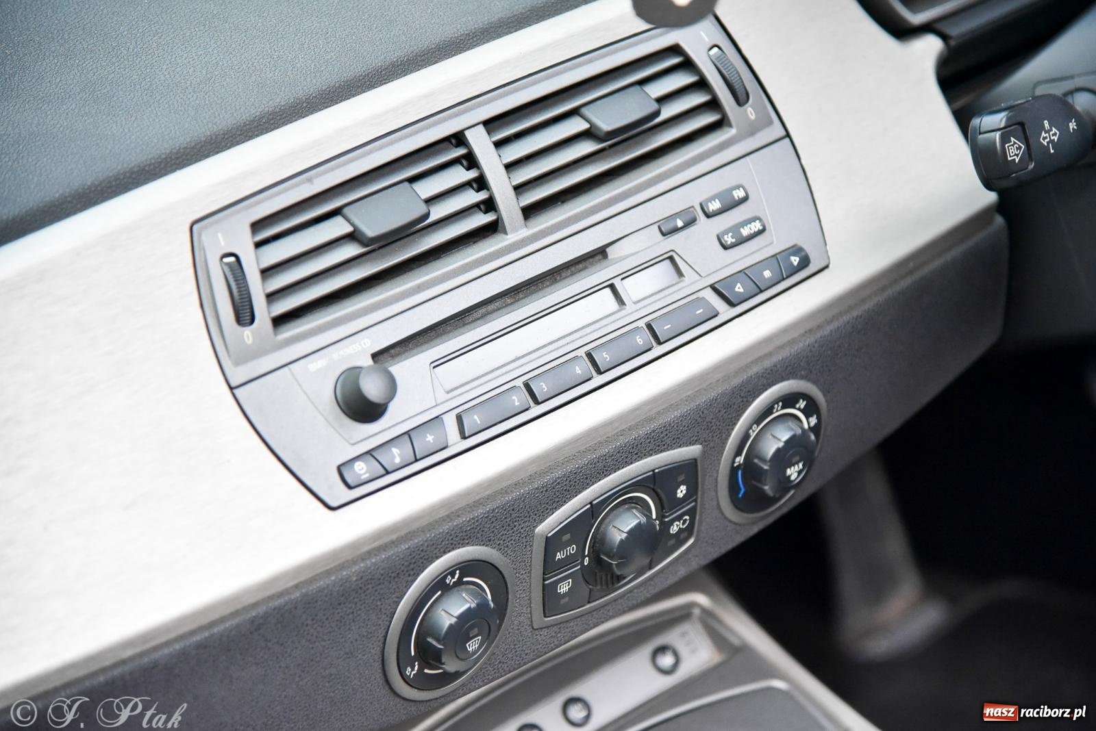 Zdjęcie w galerii na portalu naszraciborz.pl: Gwiazdy motoryzacji minionych dekad na raciborskim rynku [FOTO i WIDEO] wiadomości z regionu