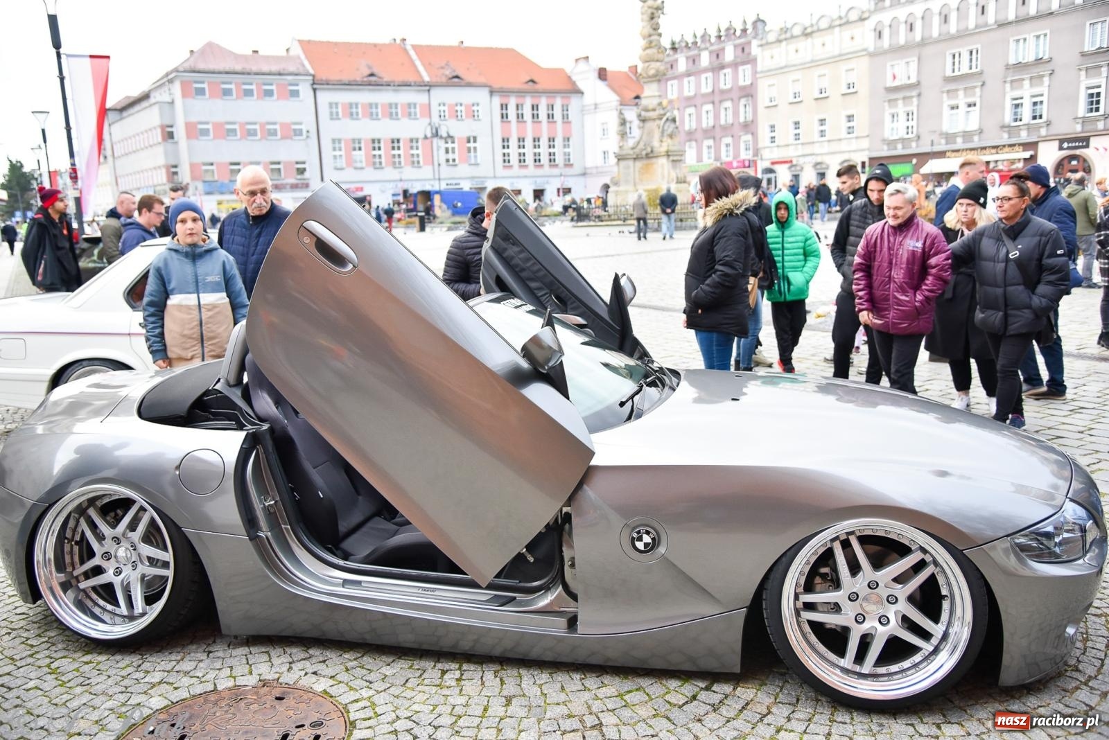 Zdjęcie w galerii na portalu naszraciborz.pl: Gwiazdy motoryzacji minionych dekad na raciborskim rynku [FOTO i WIDEO] wiadomości z regionu