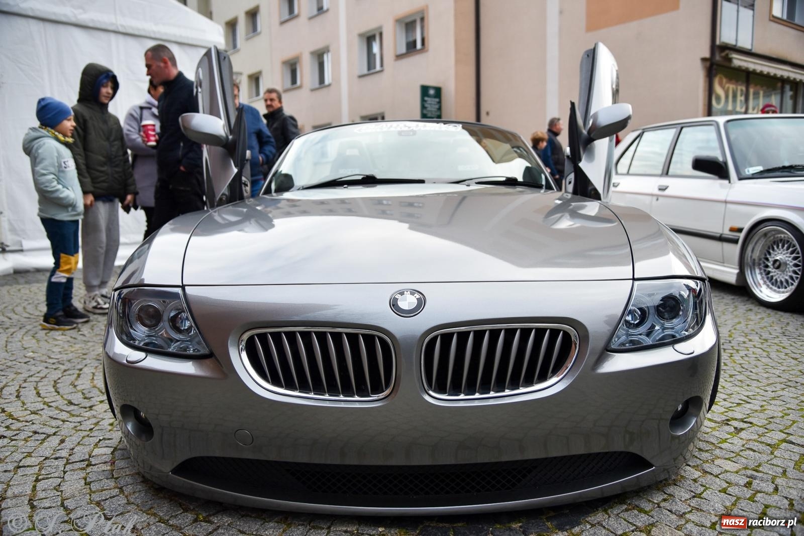 Zdjęcie w galerii na portalu naszraciborz.pl: Gwiazdy motoryzacji minionych dekad na raciborskim rynku [FOTO i WIDEO] wiadomości z regionu