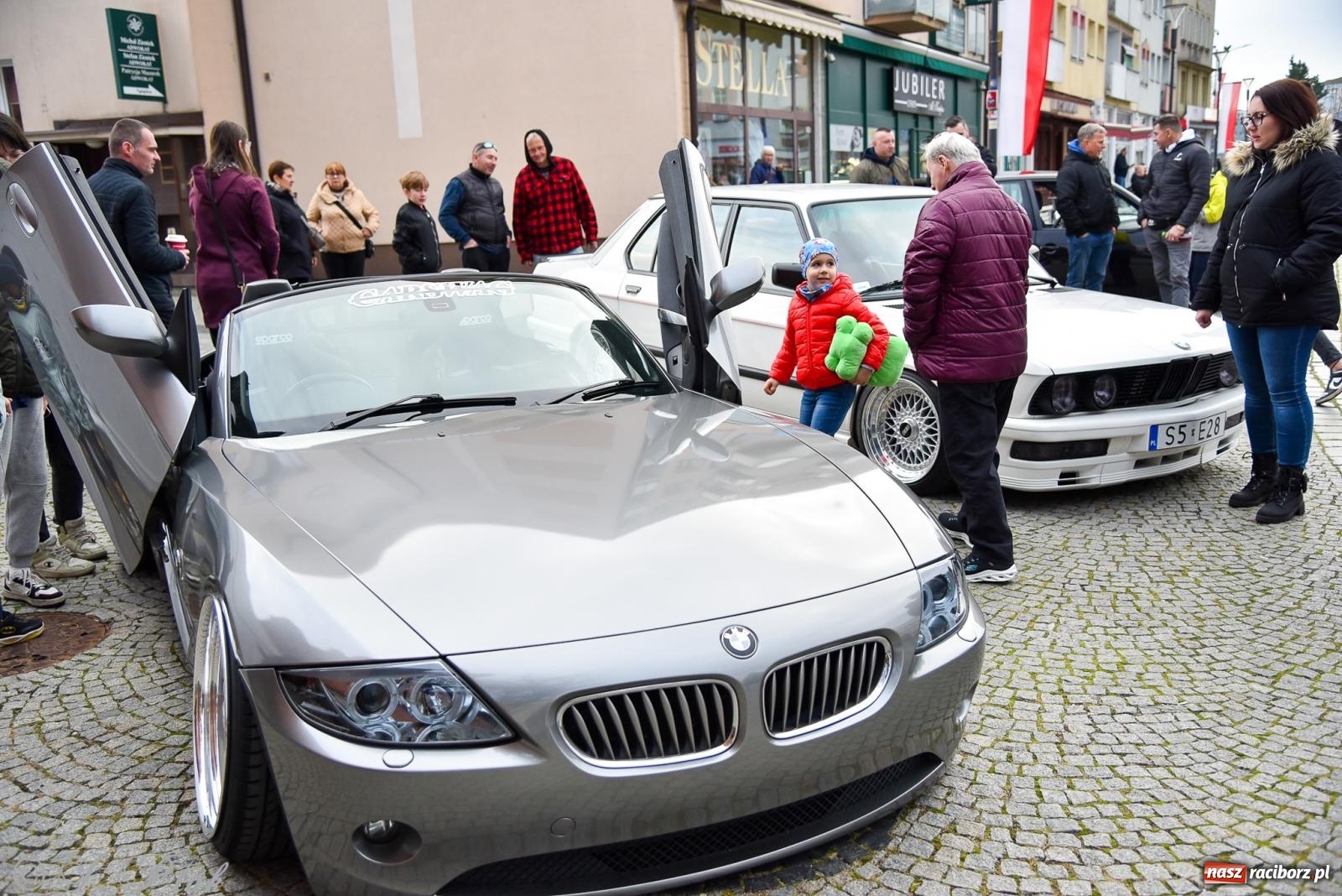 Zdjęcie w galerii na portalu naszraciborz.pl: Gwiazdy motoryzacji minionych dekad na raciborskim rynku [FOTO i WIDEO] wiadomości z regionu