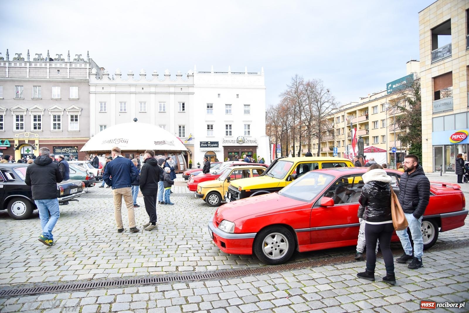Zdjęcie w galerii na portalu naszraciborz.pl: Gwiazdy motoryzacji minionych dekad na raciborskim rynku [FOTO i WIDEO] wiadomości z regionu