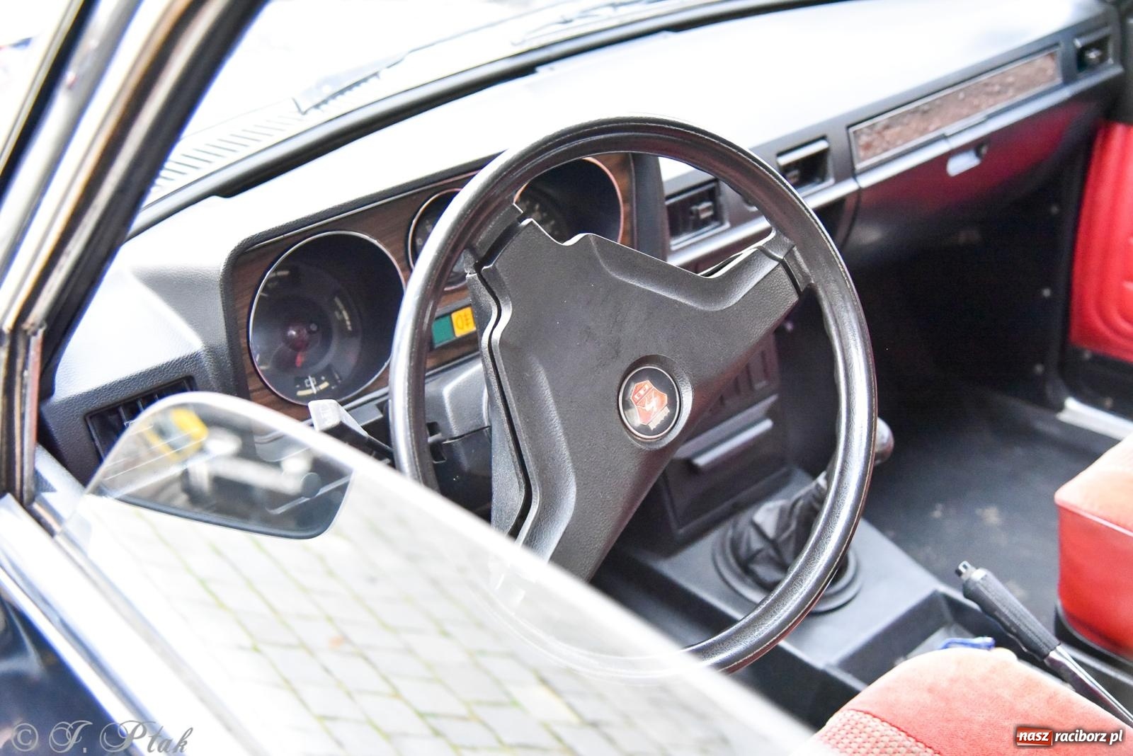 Zdjęcie w galerii na portalu naszraciborz.pl: Gwiazdy motoryzacji minionych dekad na raciborskim rynku [FOTO i WIDEO] wiadomości z regionu