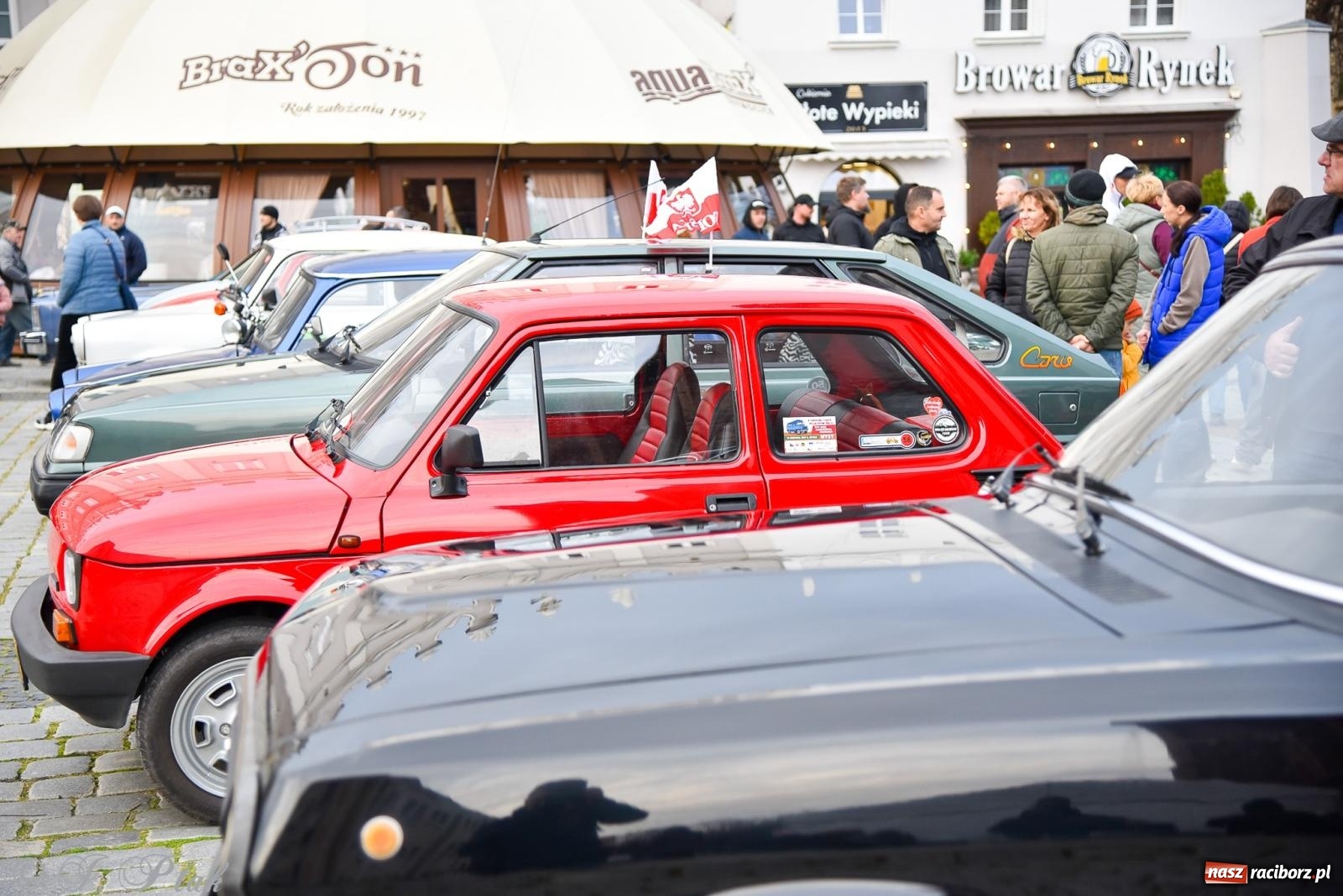 Zdjęcie w galerii na portalu naszraciborz.pl: Gwiazdy motoryzacji minionych dekad na raciborskim rynku [FOTO i WIDEO] wiadomości z regionu