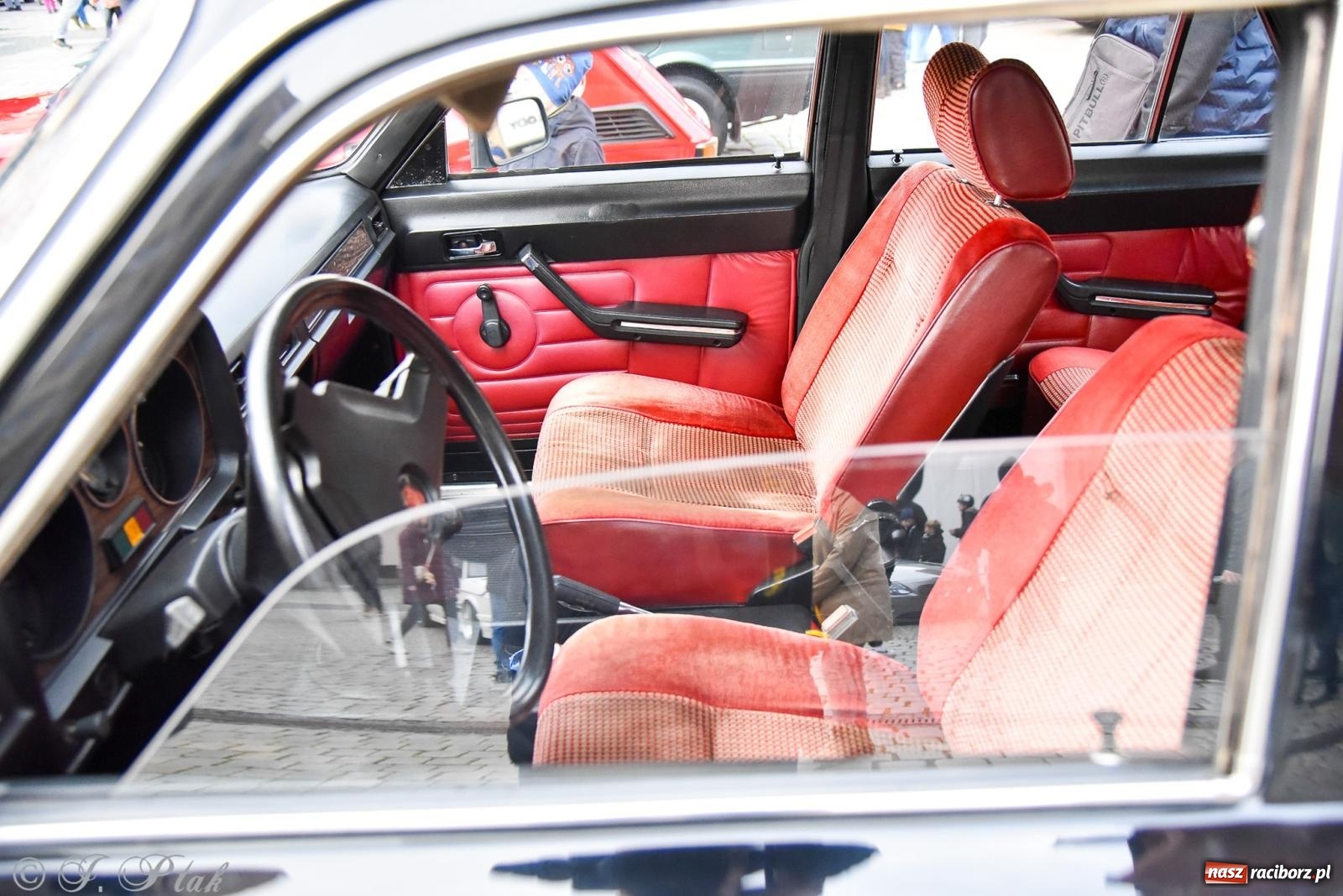 Zdjęcie w galerii na portalu naszraciborz.pl: Gwiazdy motoryzacji minionych dekad na raciborskim rynku [FOTO i WIDEO] wiadomości z regionu