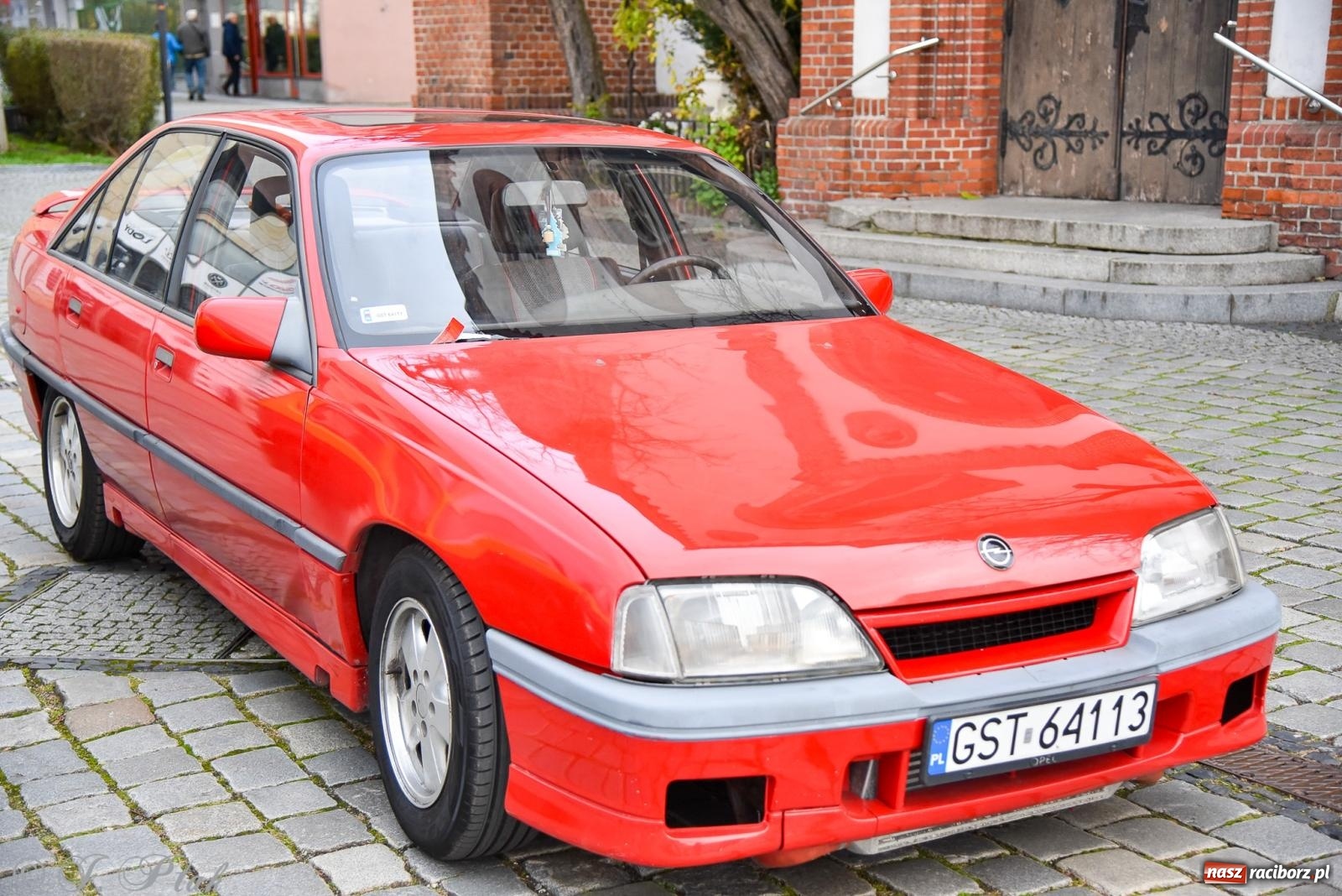Zdjęcie w galerii na portalu naszraciborz.pl: Gwiazdy motoryzacji minionych dekad na raciborskim rynku [FOTO i WIDEO] wiadomości z regionu