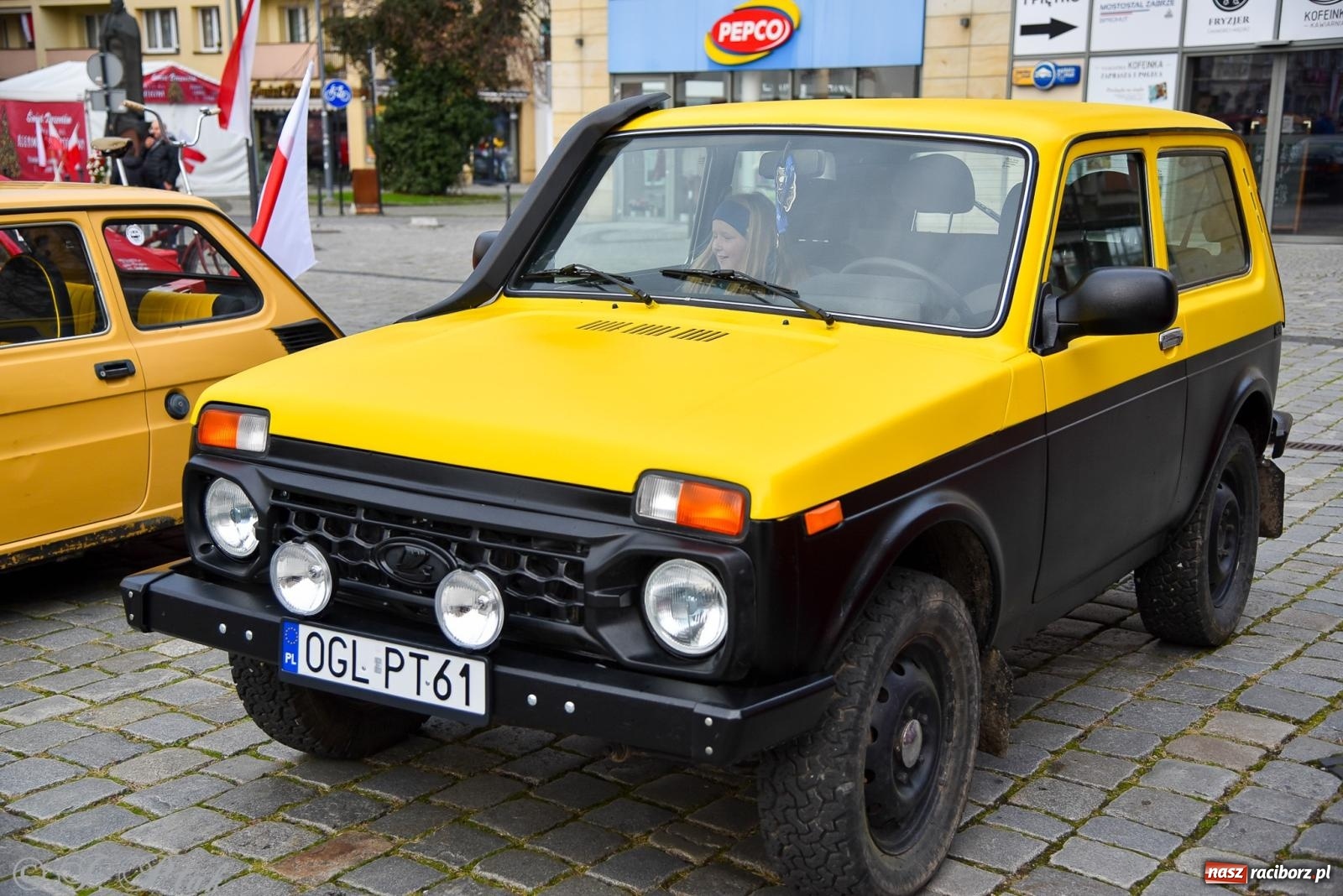 Zdjęcie w galerii na portalu naszraciborz.pl: Gwiazdy motoryzacji minionych dekad na raciborskim rynku [FOTO i WIDEO] wiadomości z regionu