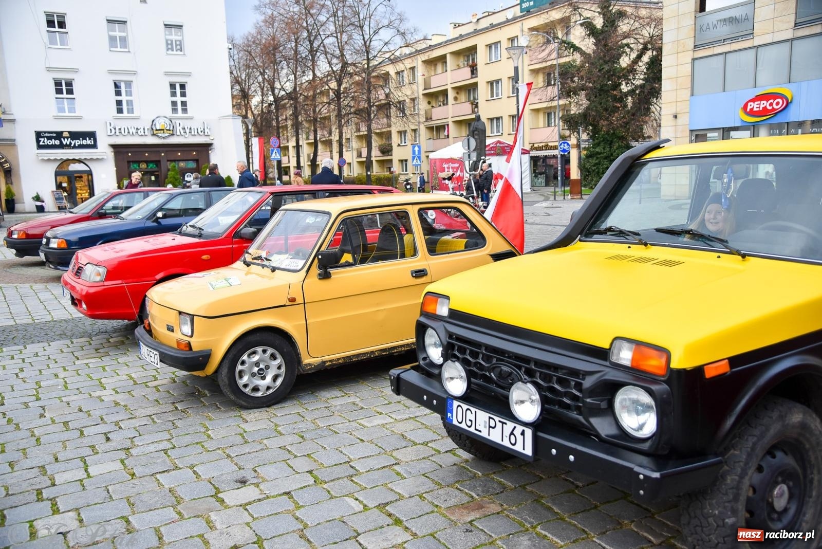 Zdjęcie w galerii na portalu naszraciborz.pl: Gwiazdy motoryzacji minionych dekad na raciborskim rynku [FOTO i WIDEO] wiadomości z regionu