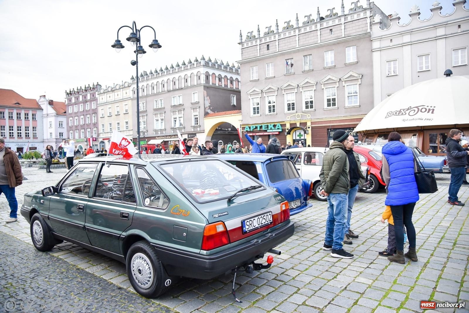 Zdjęcie w galerii na portalu naszraciborz.pl: Gwiazdy motoryzacji minionych dekad na raciborskim rynku [FOTO i WIDEO] wiadomości z regionu