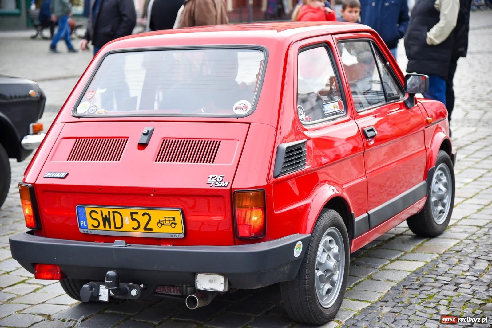 Zdjęcie w galerii na portalu naszraciborz.pl: Gwiazdy motoryzacji minionych dekad na raciborskim rynku [FOTO i WIDEO] wiadomości z regionu