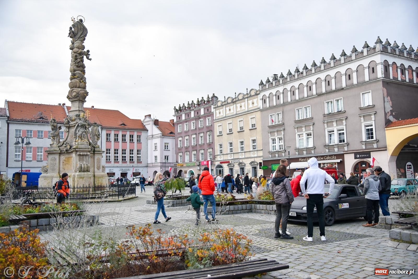 Zdjęcie w galerii na portalu naszraciborz.pl: Gwiazdy motoryzacji minionych dekad na raciborskim rynku [FOTO i WIDEO] wiadomości z regionu