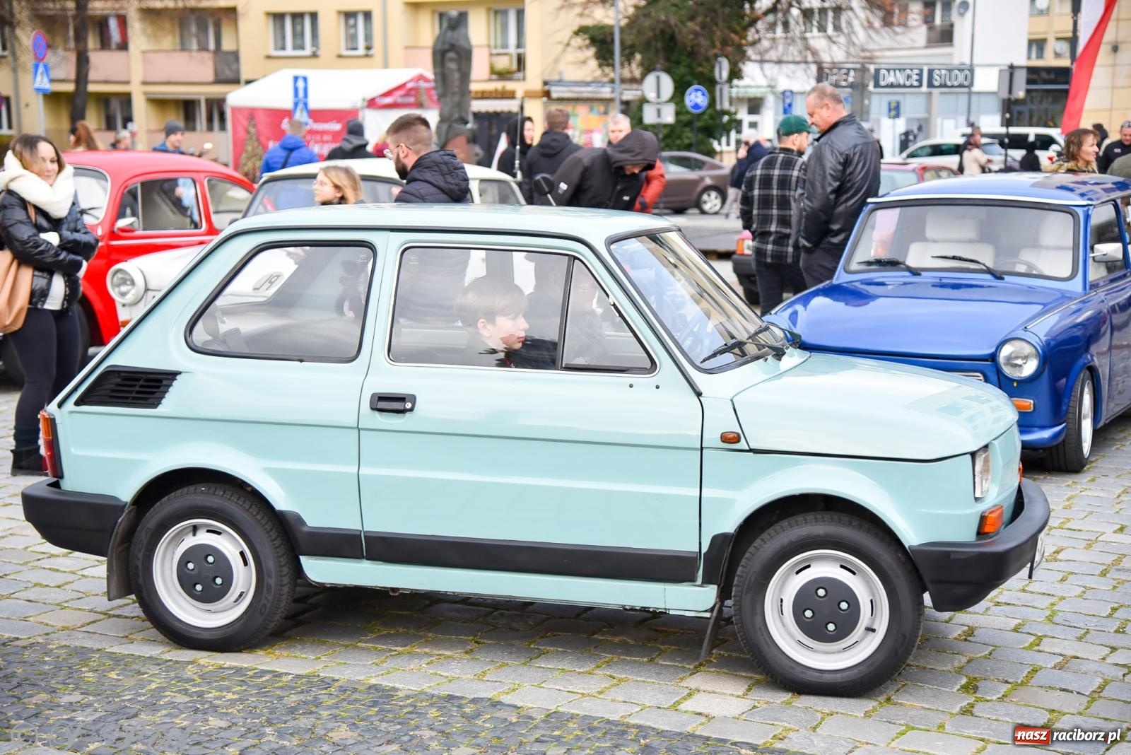 Zdjęcie w galerii na portalu naszraciborz.pl: Gwiazdy motoryzacji minionych dekad na raciborskim rynku [FOTO i WIDEO] wiadomości z regionu