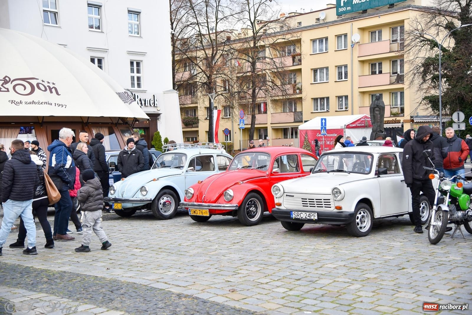 Zdjęcie w galerii na portalu naszraciborz.pl: Gwiazdy motoryzacji minionych dekad na raciborskim rynku [FOTO i WIDEO] wiadomości z regionu