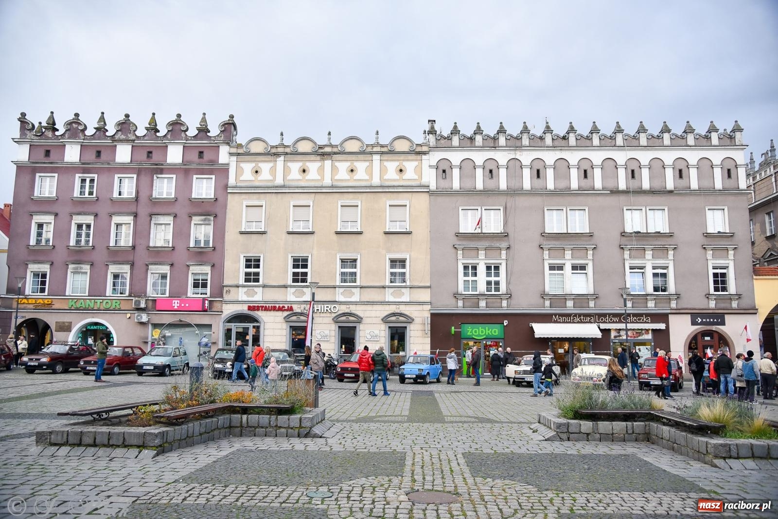 Zdjęcie w galerii na portalu naszraciborz.pl: Gwiazdy motoryzacji minionych dekad na raciborskim rynku [FOTO i WIDEO] wiadomości z regionu