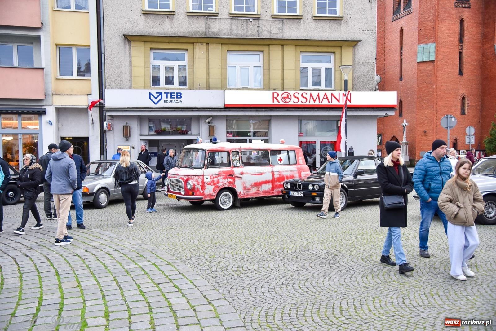 Zdjęcie w galerii na portalu naszraciborz.pl: Gwiazdy motoryzacji minionych dekad na raciborskim rynku [FOTO i WIDEO] wiadomości z regionu