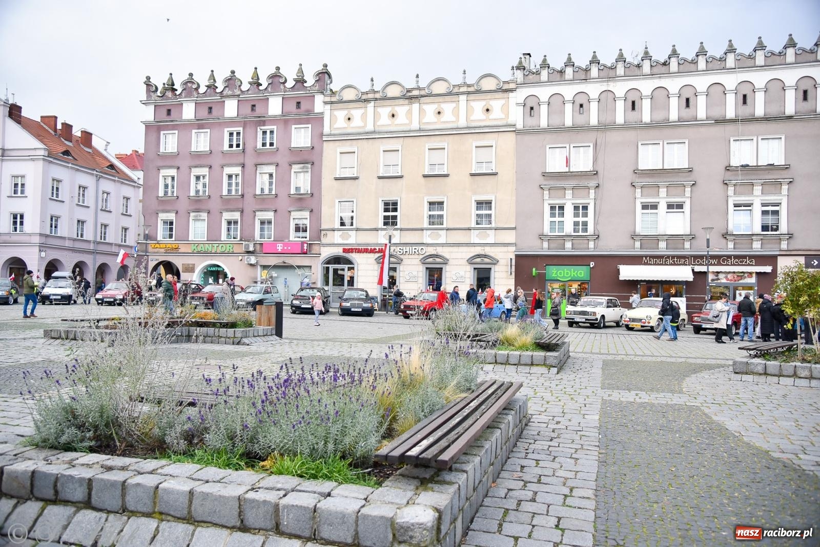 Zdjęcie w galerii na portalu naszraciborz.pl: Gwiazdy motoryzacji minionych dekad na raciborskim rynku [FOTO i WIDEO] wiadomości z regionu