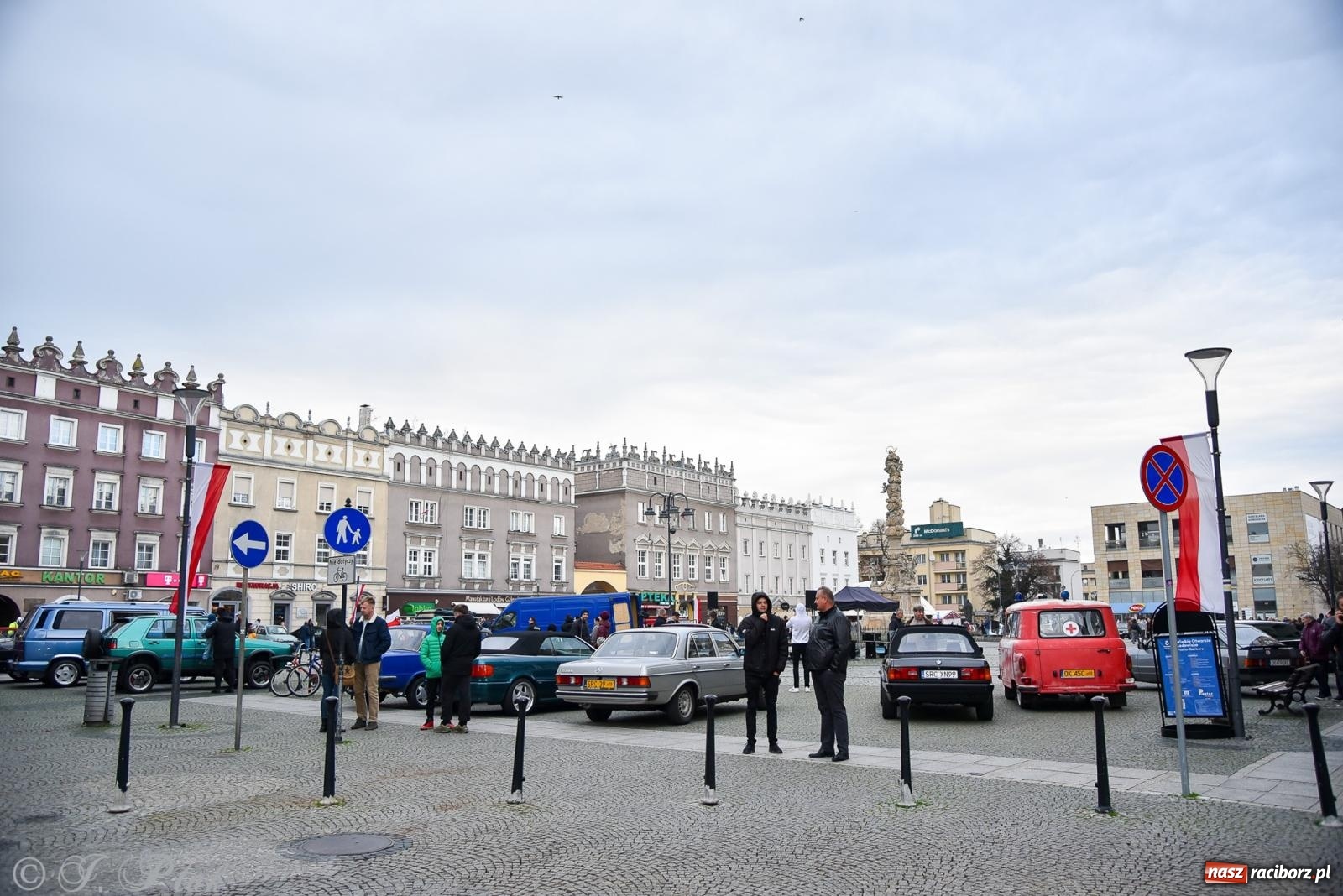 Zdjęcie w galerii na portalu naszraciborz.pl: Gwiazdy motoryzacji minionych dekad na raciborskim rynku [FOTO i WIDEO] wiadomości z regionu