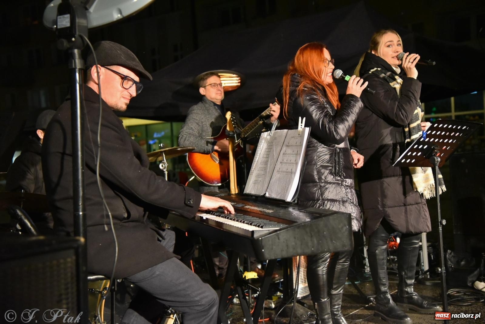 Zdjęcie w galerii na portalu naszraciborz.pl: Koncert pieśni patriotycznych na raciborskim rynku [FOTO i WIDEO] wiadomości z regionu