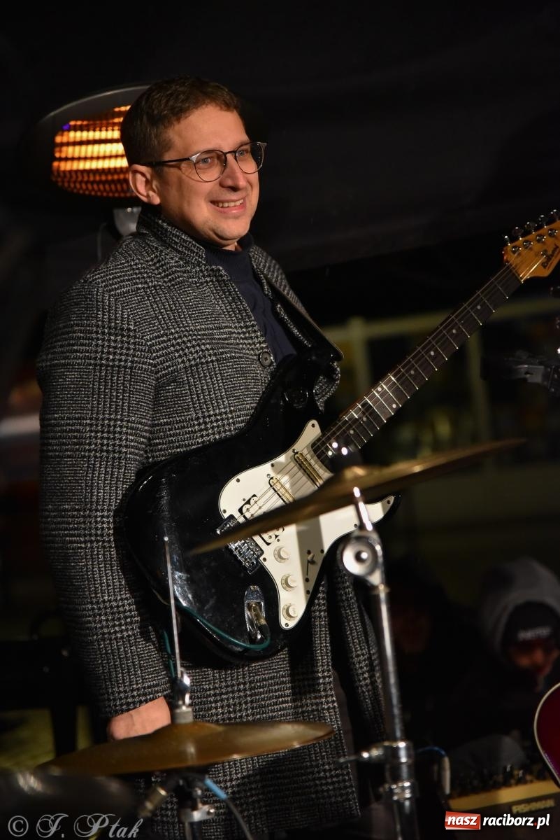 Zdjęcie w galerii na portalu naszraciborz.pl: Koncert pieśni patriotycznych na raciborskim rynku [FOTO i WIDEO] wiadomości z regionu