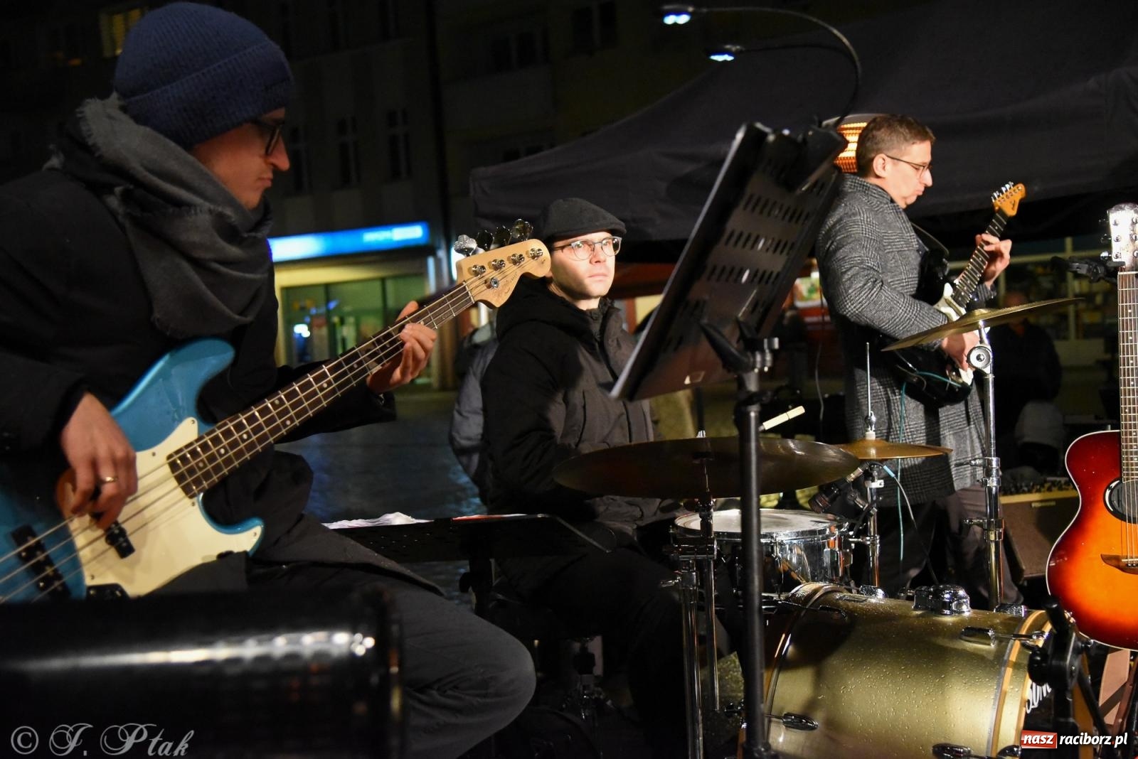 Zdjęcie w galerii na portalu naszraciborz.pl: Koncert pieśni patriotycznych na raciborskim rynku [FOTO i WIDEO] wiadomości z regionu