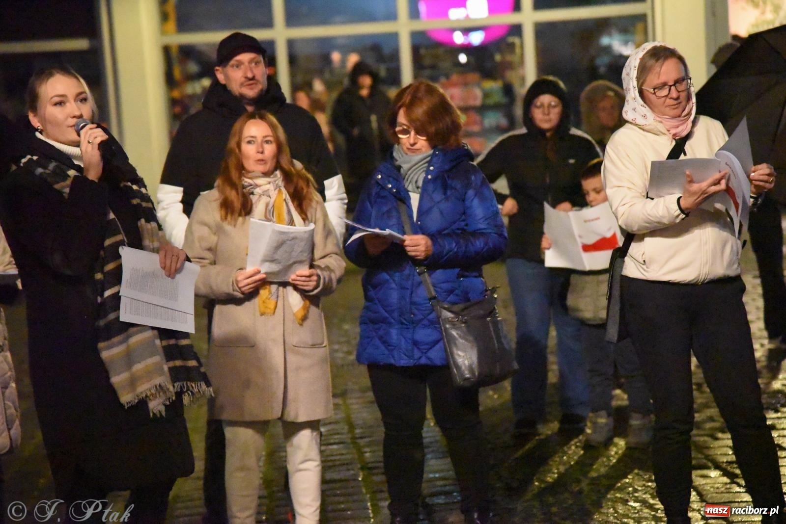 Zdjęcie w galerii na portalu naszraciborz.pl: Koncert pieśni patriotycznych na raciborskim rynku [FOTO i WIDEO] wiadomości z regionu