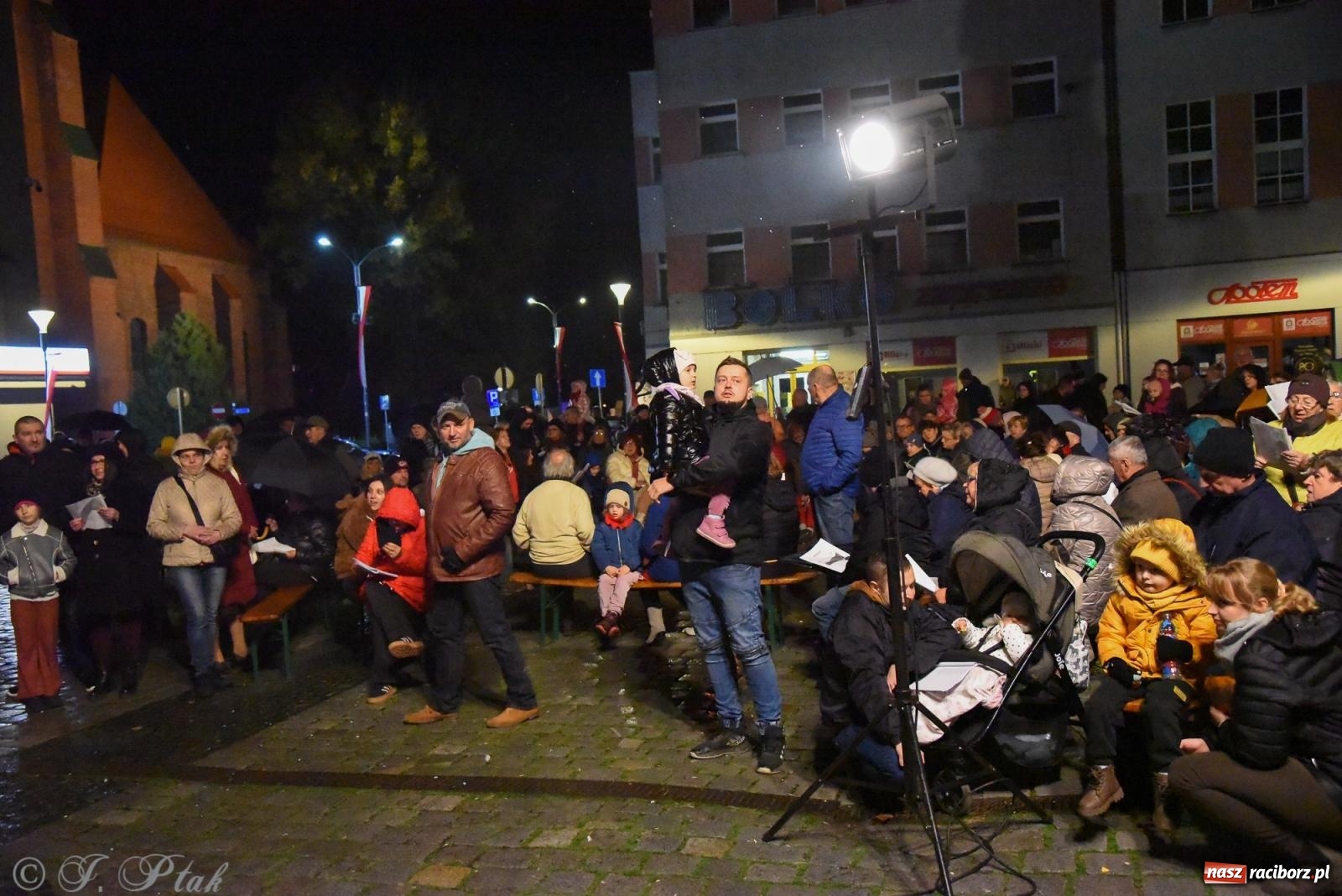 Zdjęcie w galerii na portalu naszraciborz.pl: Koncert pieśni patriotycznych na raciborskim rynku [FOTO i WIDEO] wiadomości z regionu