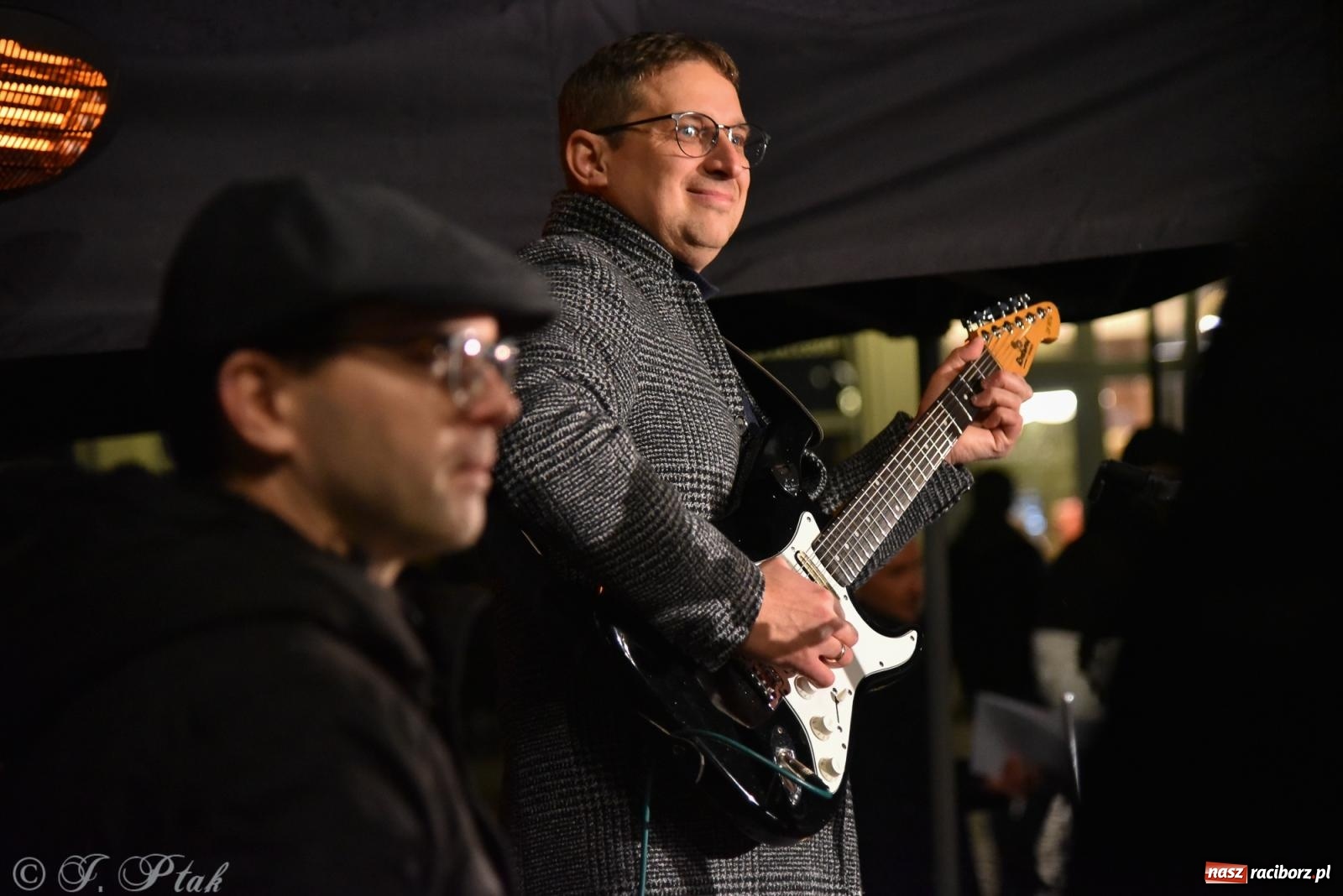 Zdjęcie w galerii na portalu naszraciborz.pl: Koncert pieśni patriotycznych na raciborskim rynku [FOTO i WIDEO] wiadomości z regionu
